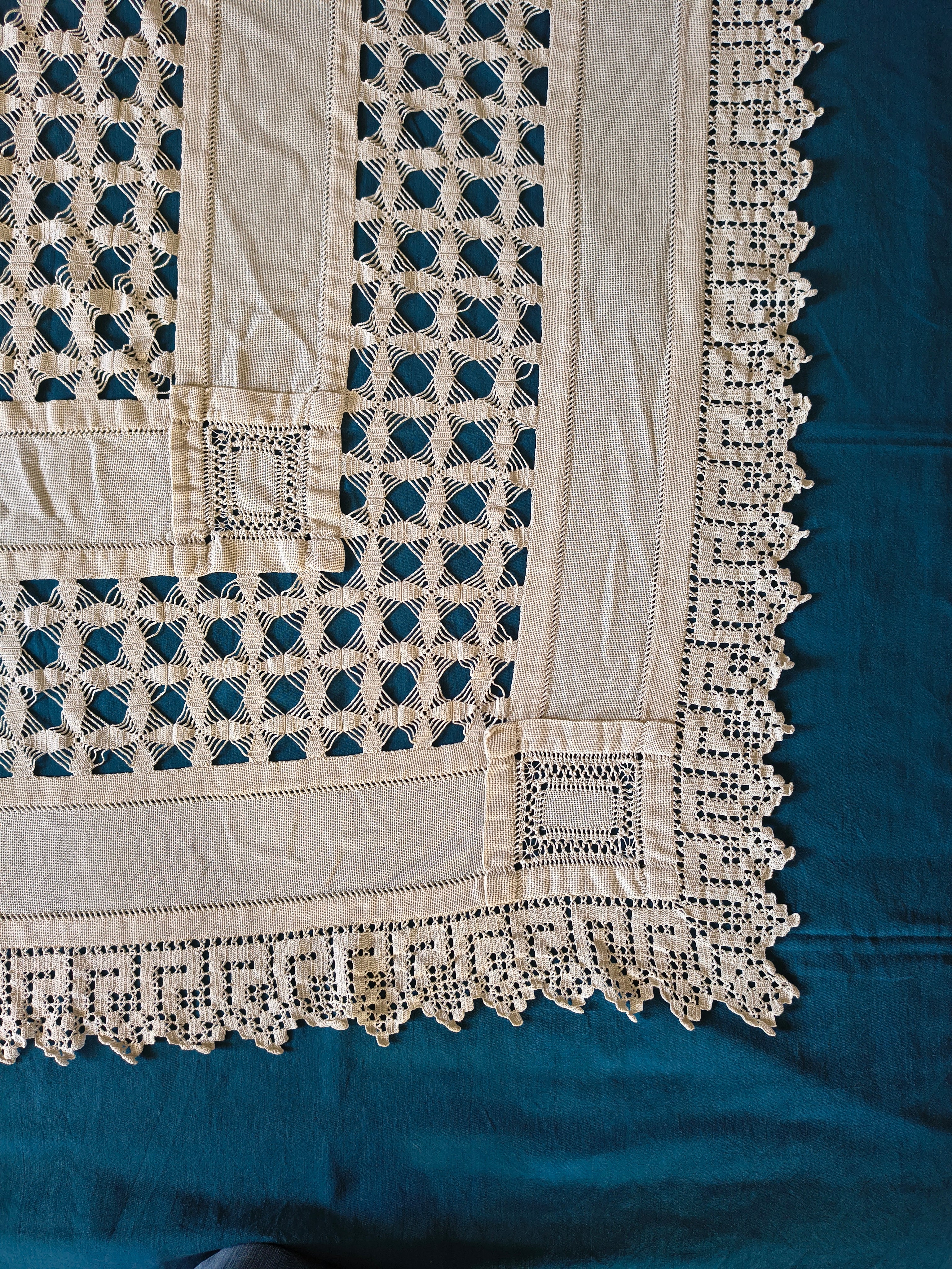 Jeté de lit ancien en coton écru tissage et crochet