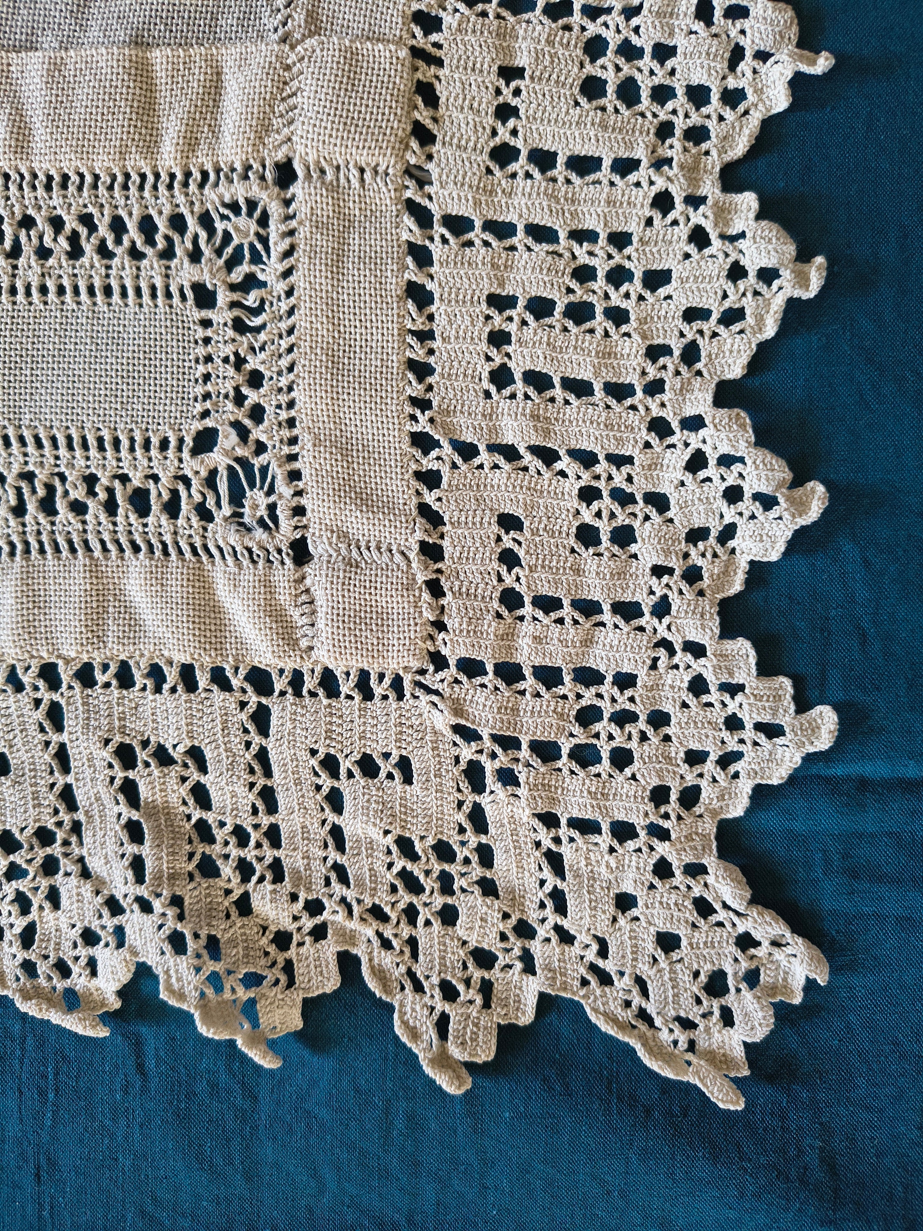Jeté de lit ancien en coton écru tissage et crochet
