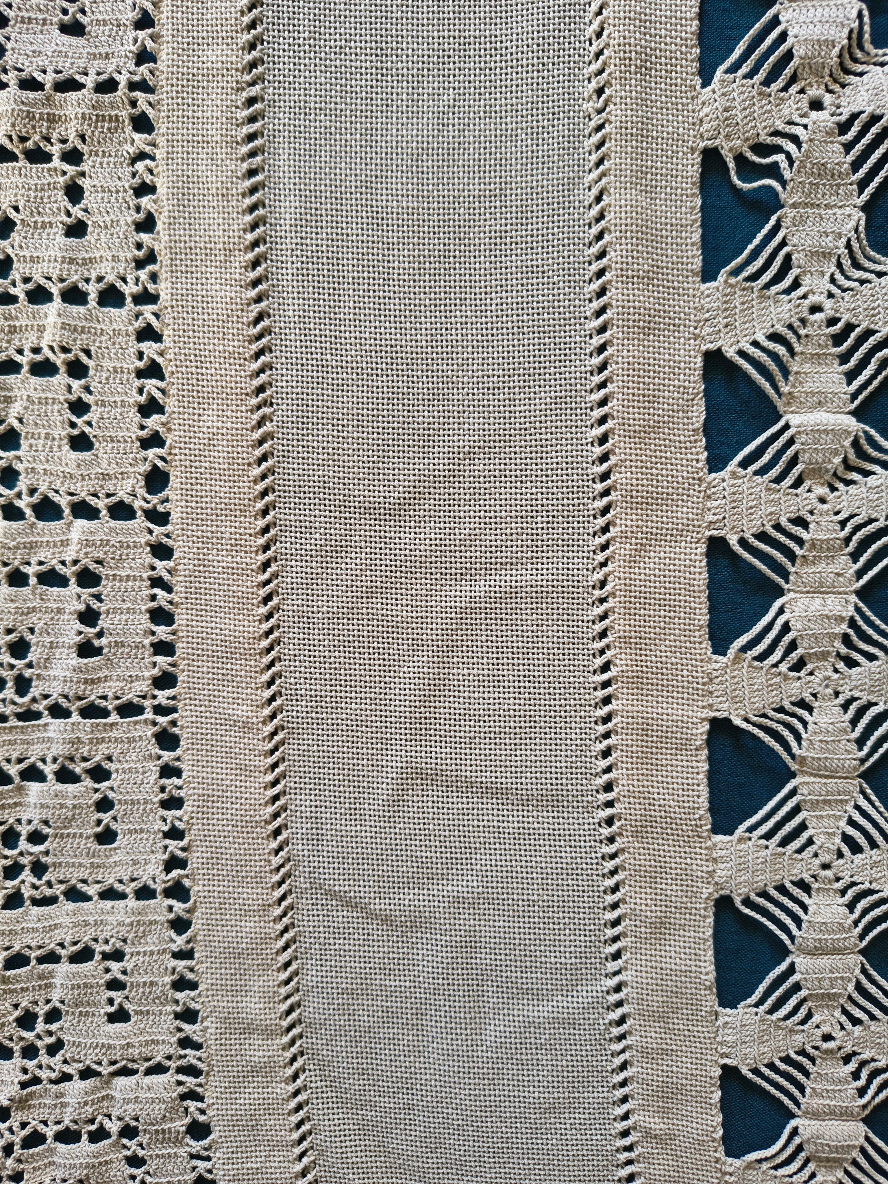 Jeté de lit ancien en coton écru tissage et crochet