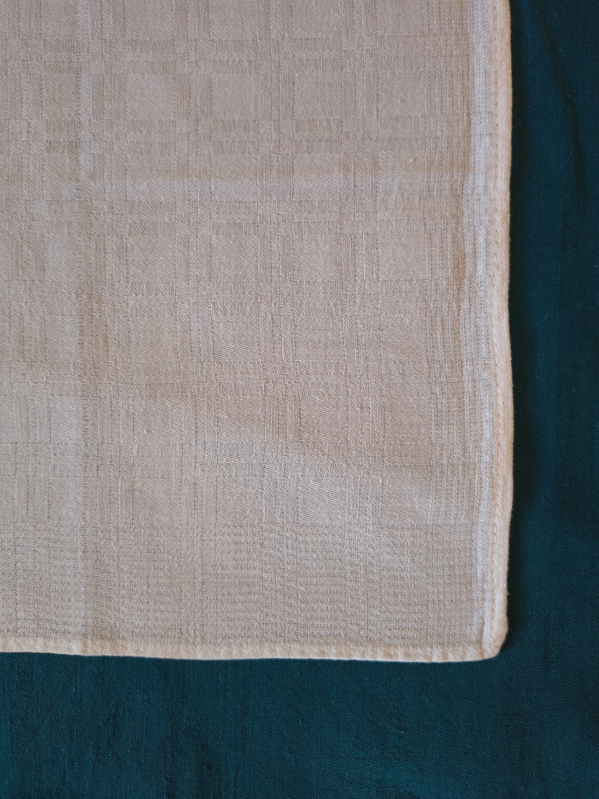 Serviettes de table en coton blanc décor quadrillage