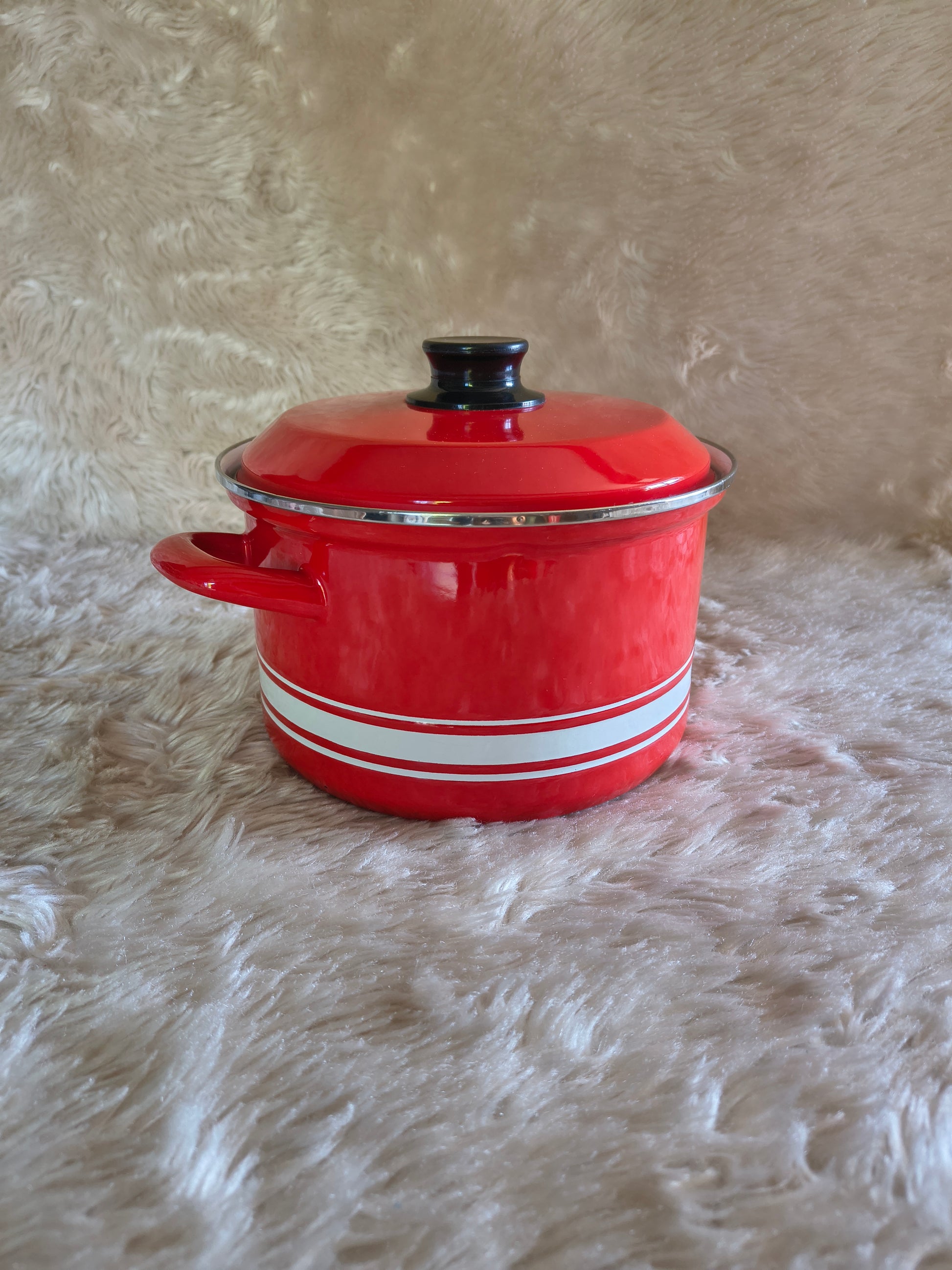 Faitout vintage en métal émaillé rouge et bandes blanches