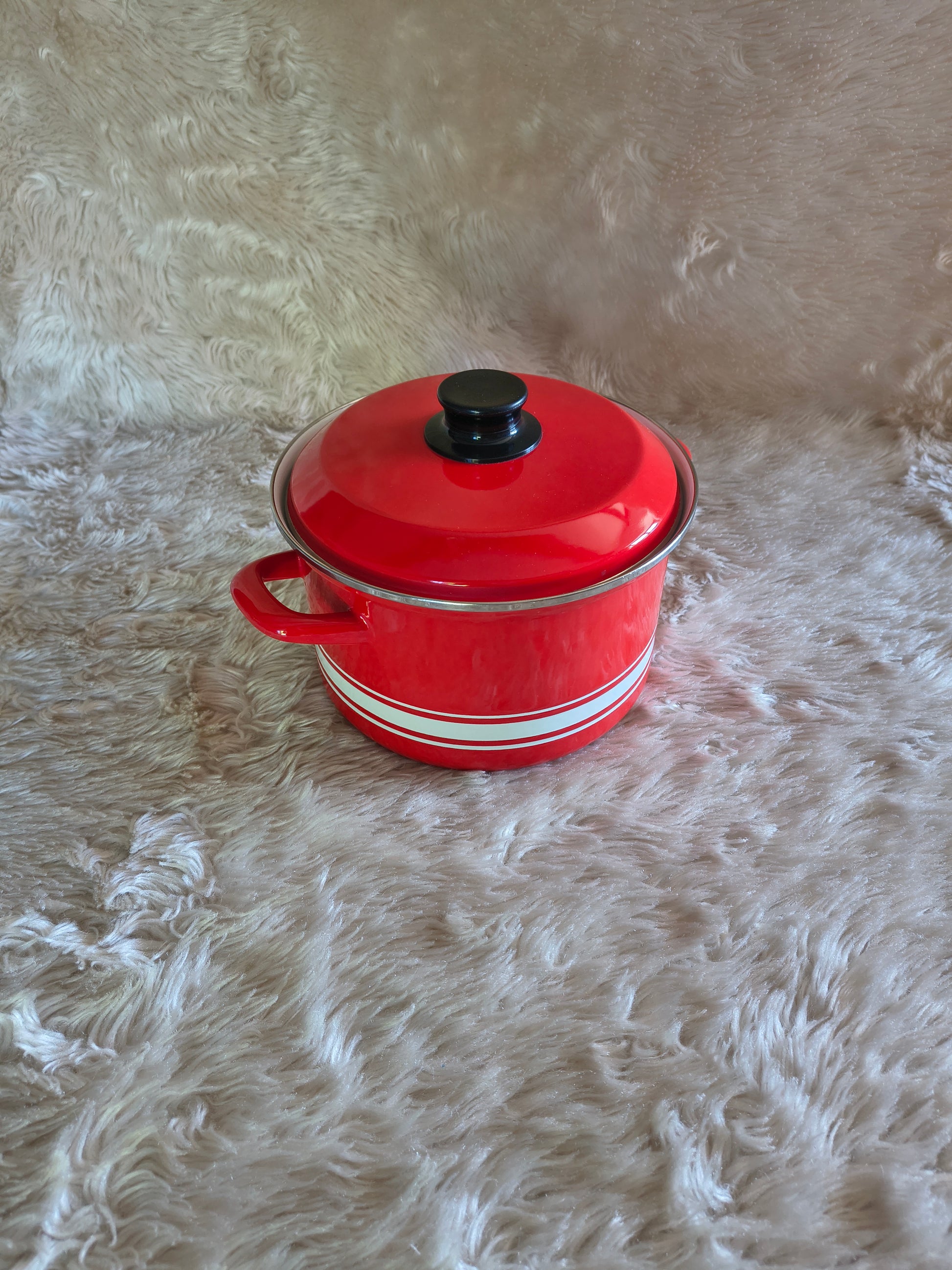 Faitout vintage en métal émaillé rouge et bandes blanches