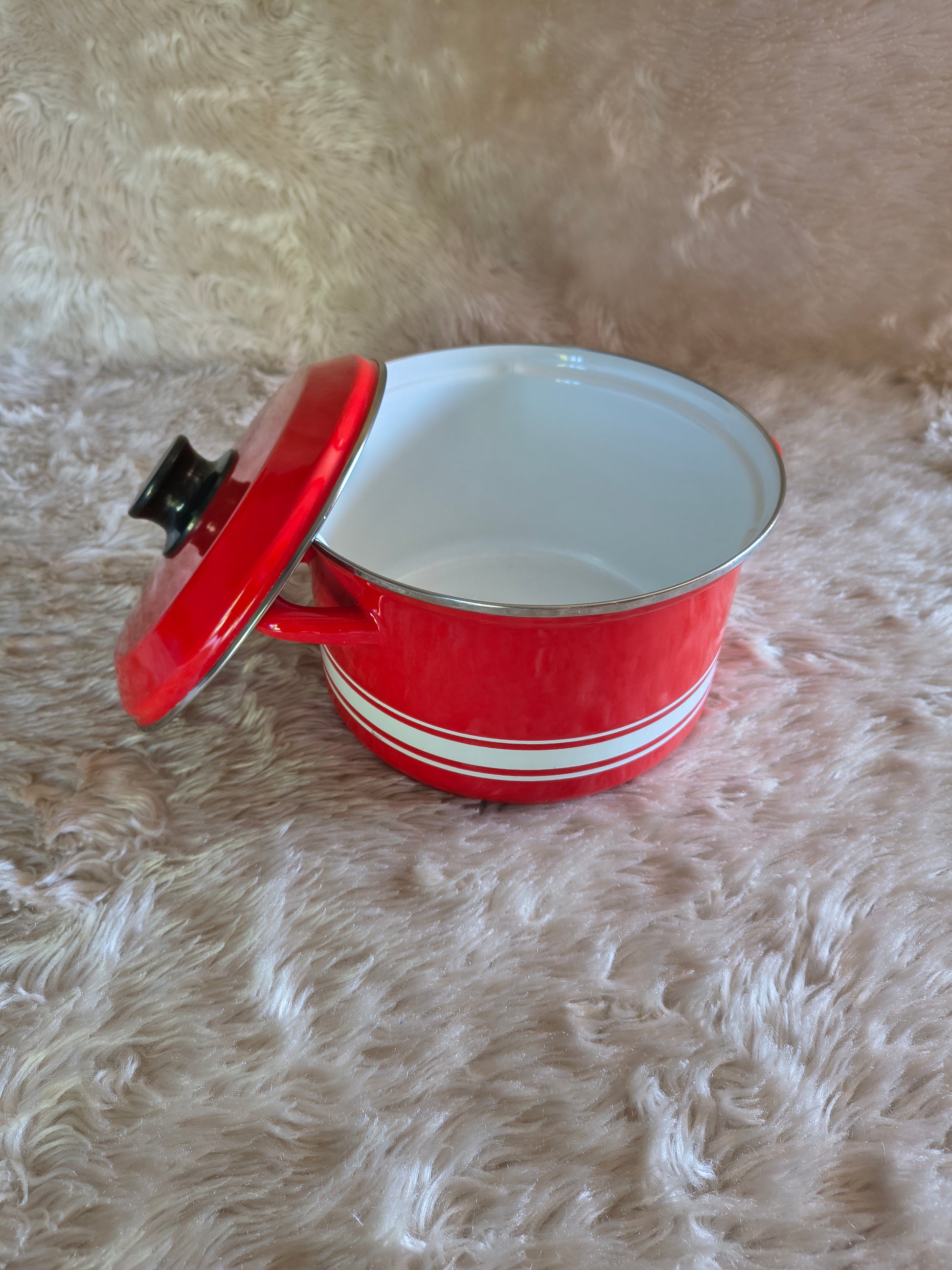 Faitout vintage en métal émaillé rouge et bandes blanches