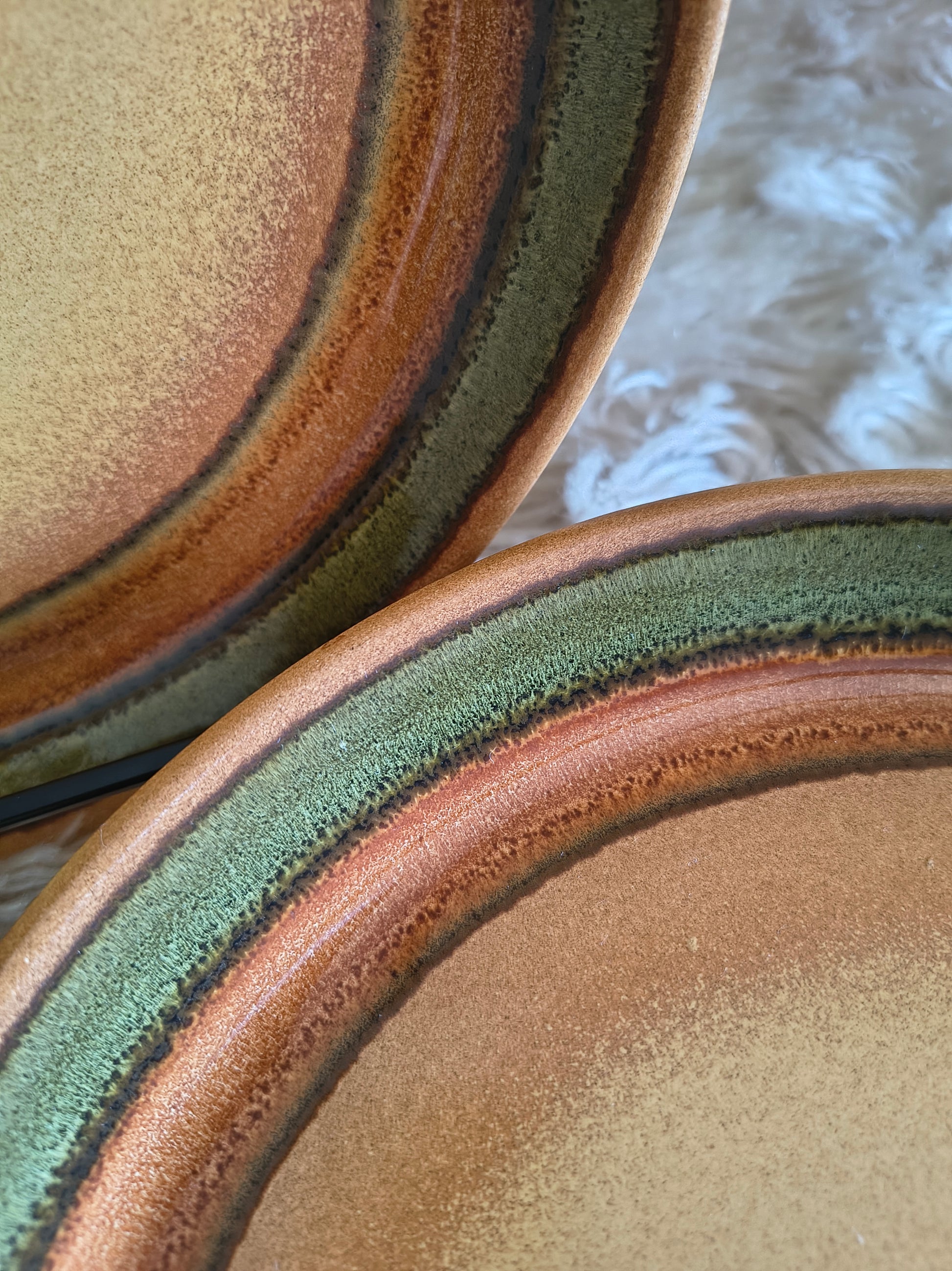 Assiettes plates vintage en grès Esso