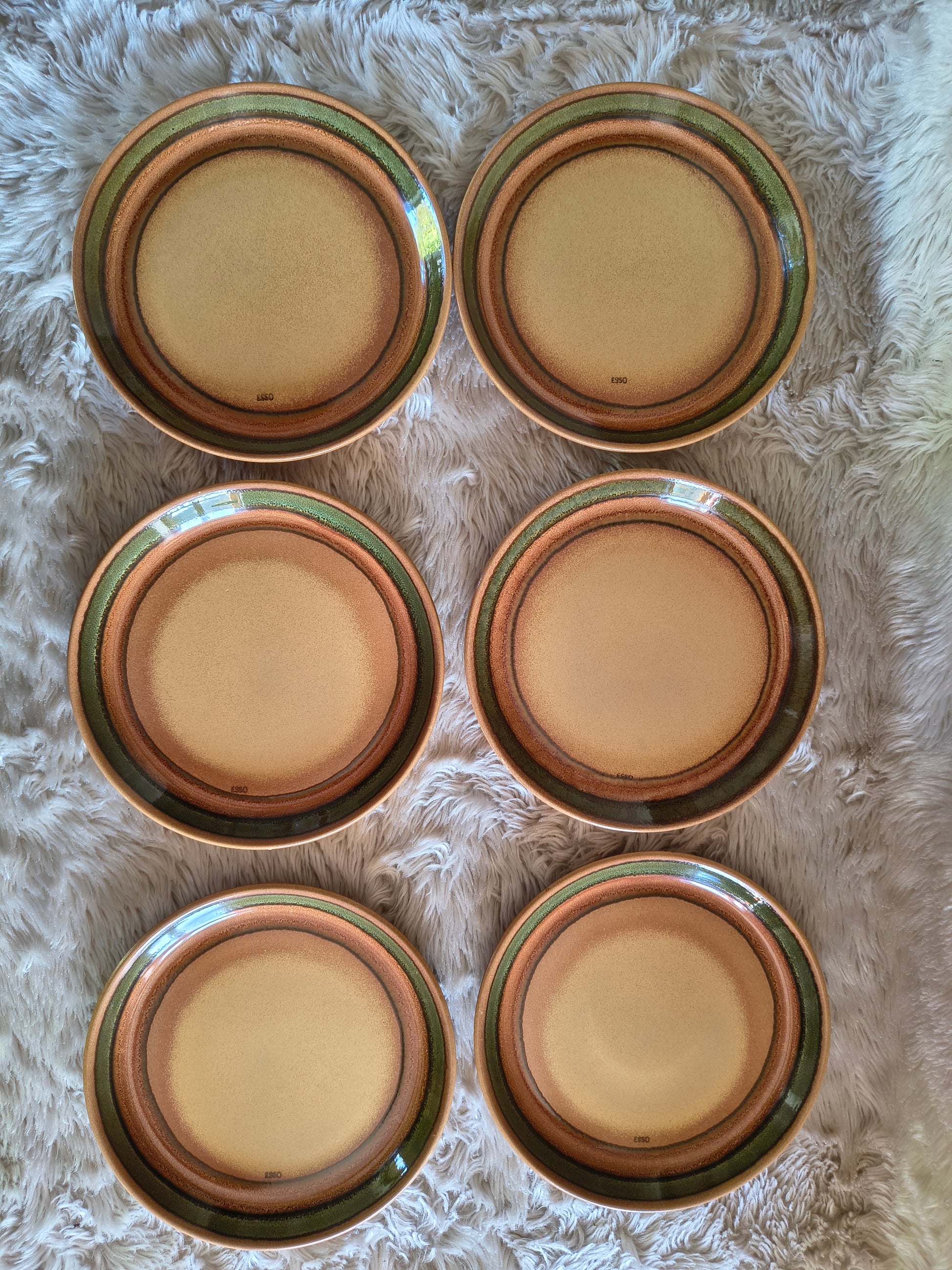 Assiettes plates vintage en grès Esso