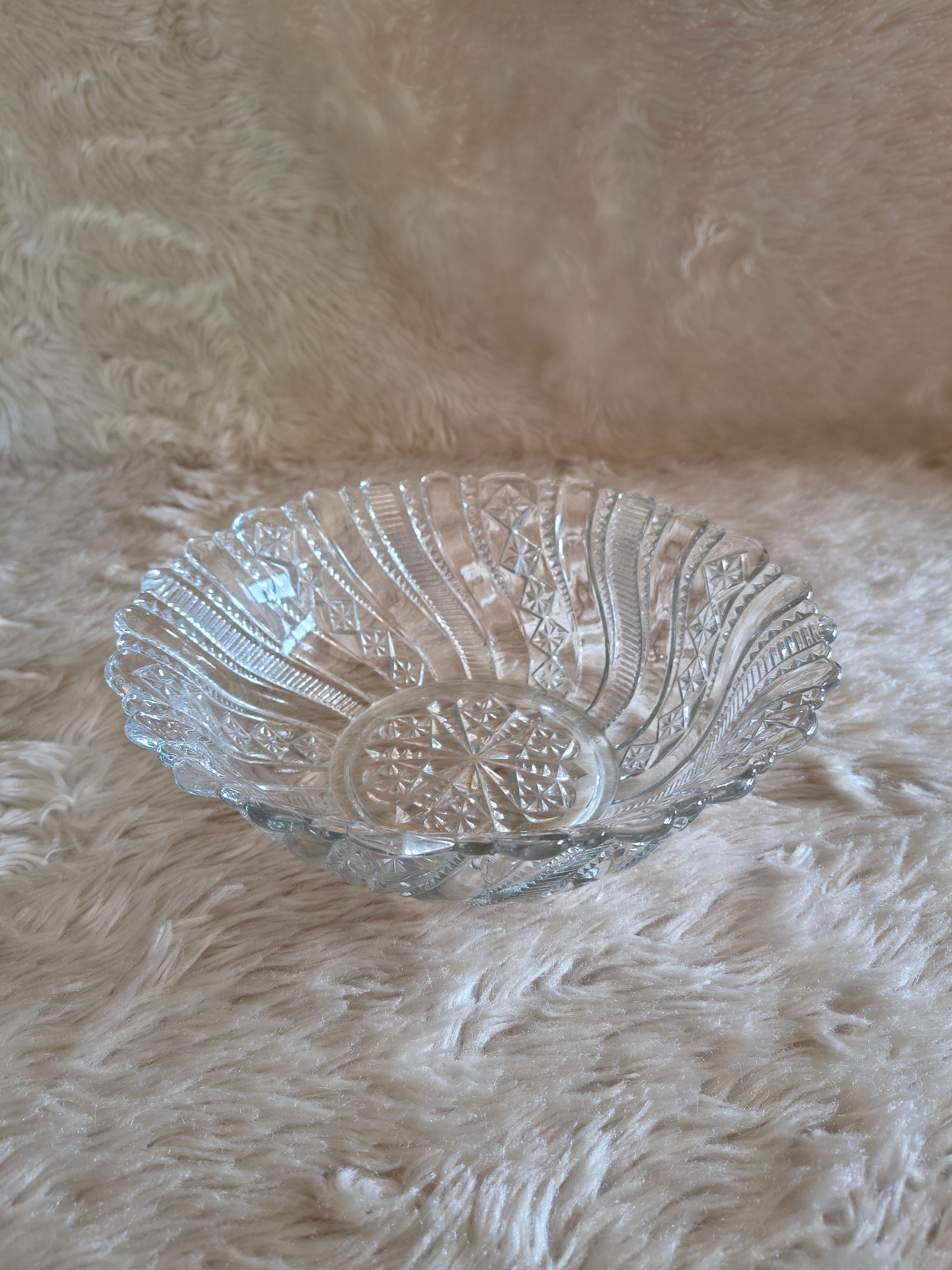 Saladier ancien en verre motifs géométriques en relief