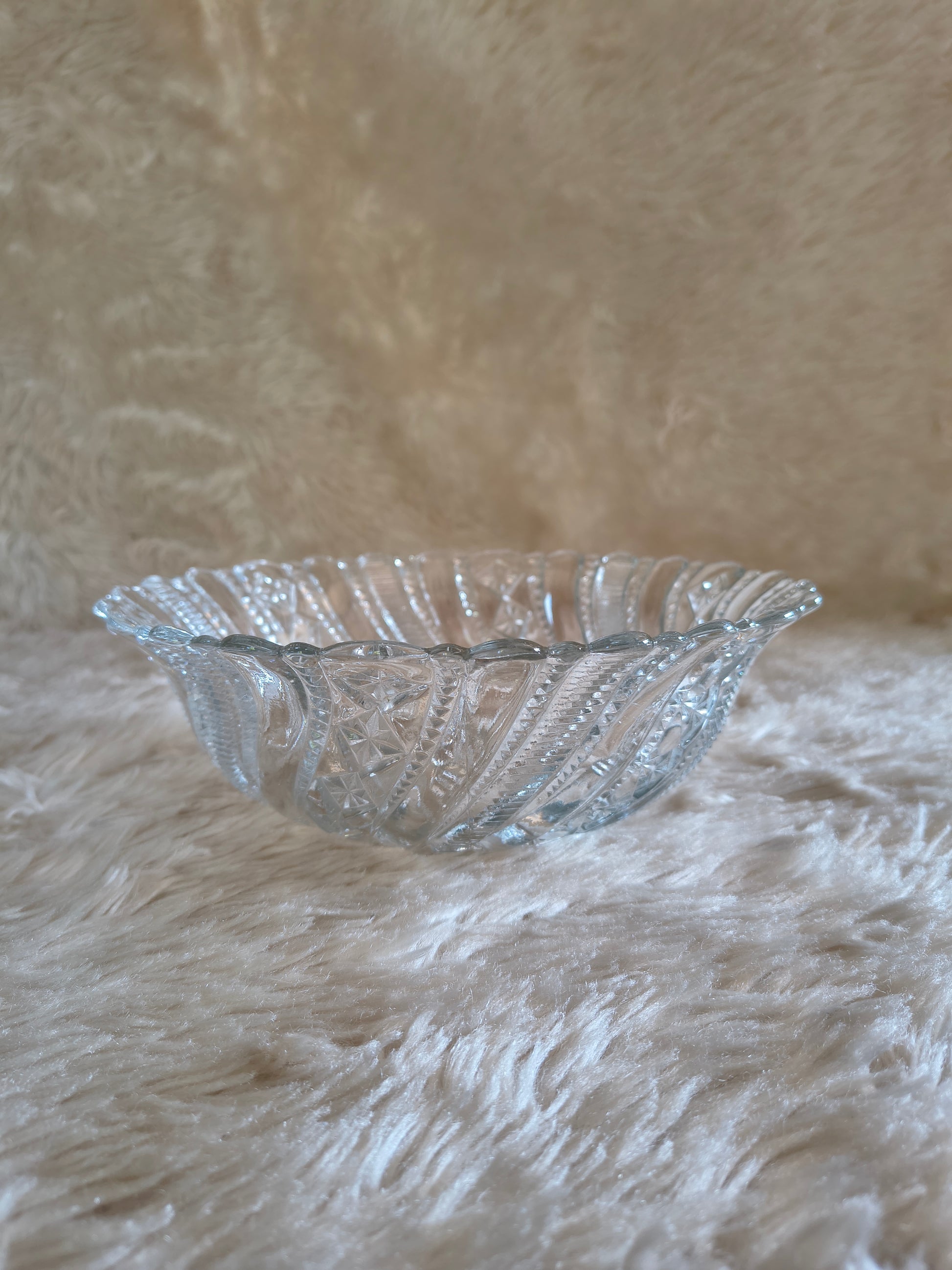 Saladier ancien en verre motifs géométriques en relief
