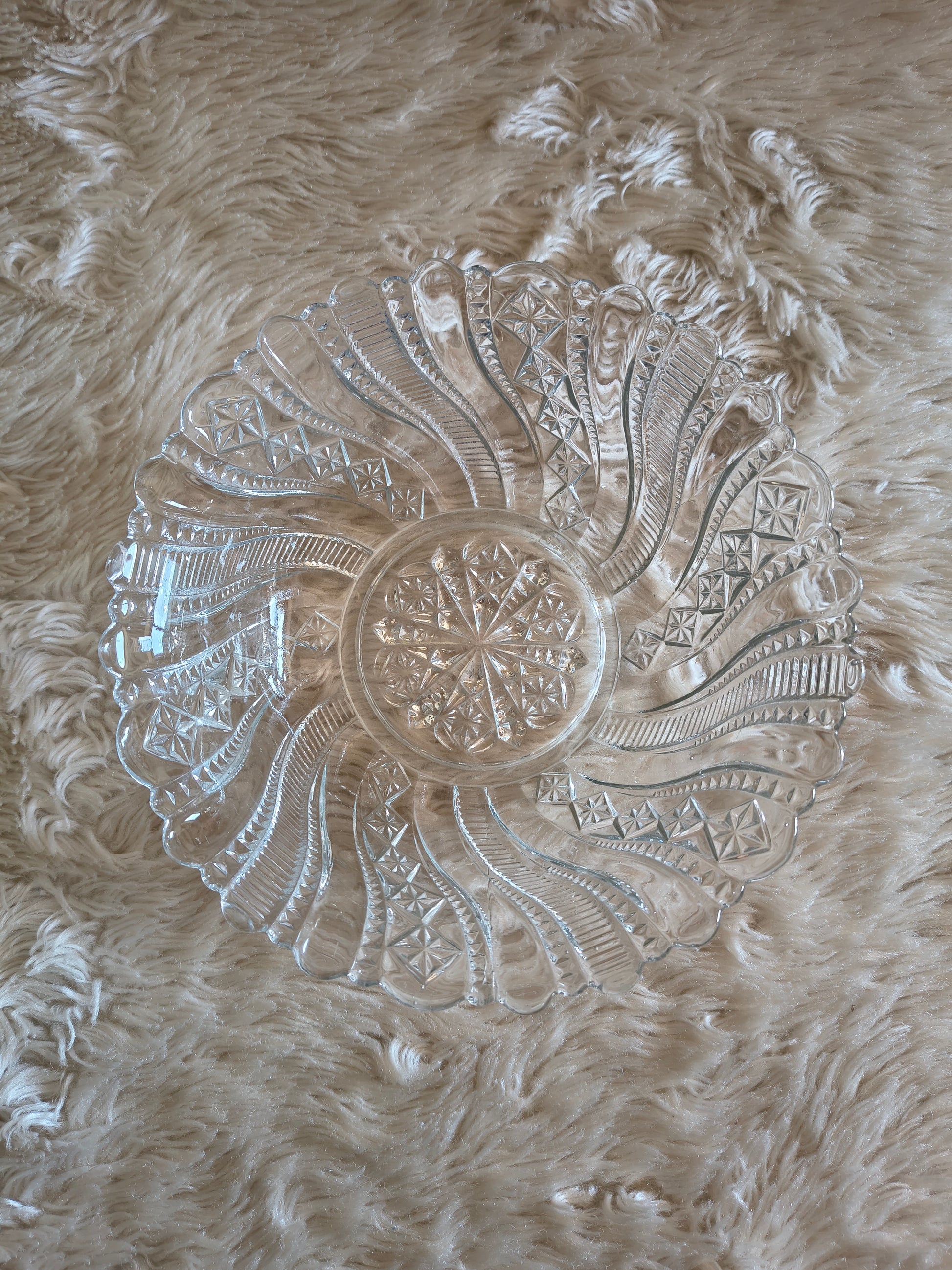 Saladier ancien en verre motifs géométriques en relief