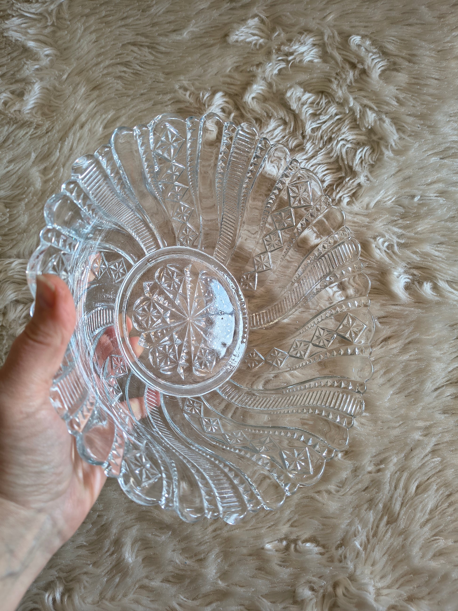 Saladier ancien en verre motifs géométriques en relief