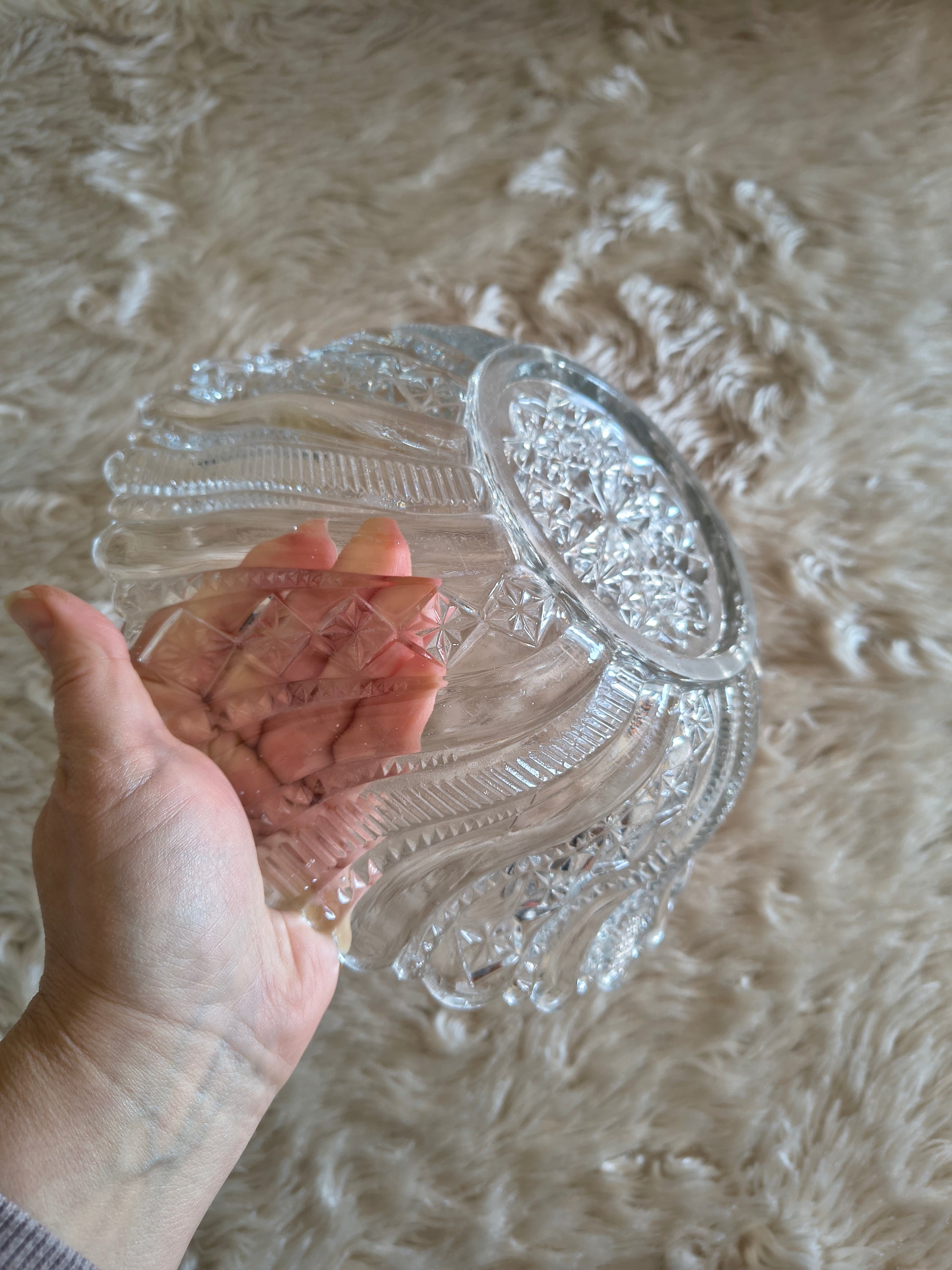 Saladier ancien en verre motifs géométriques en relief
