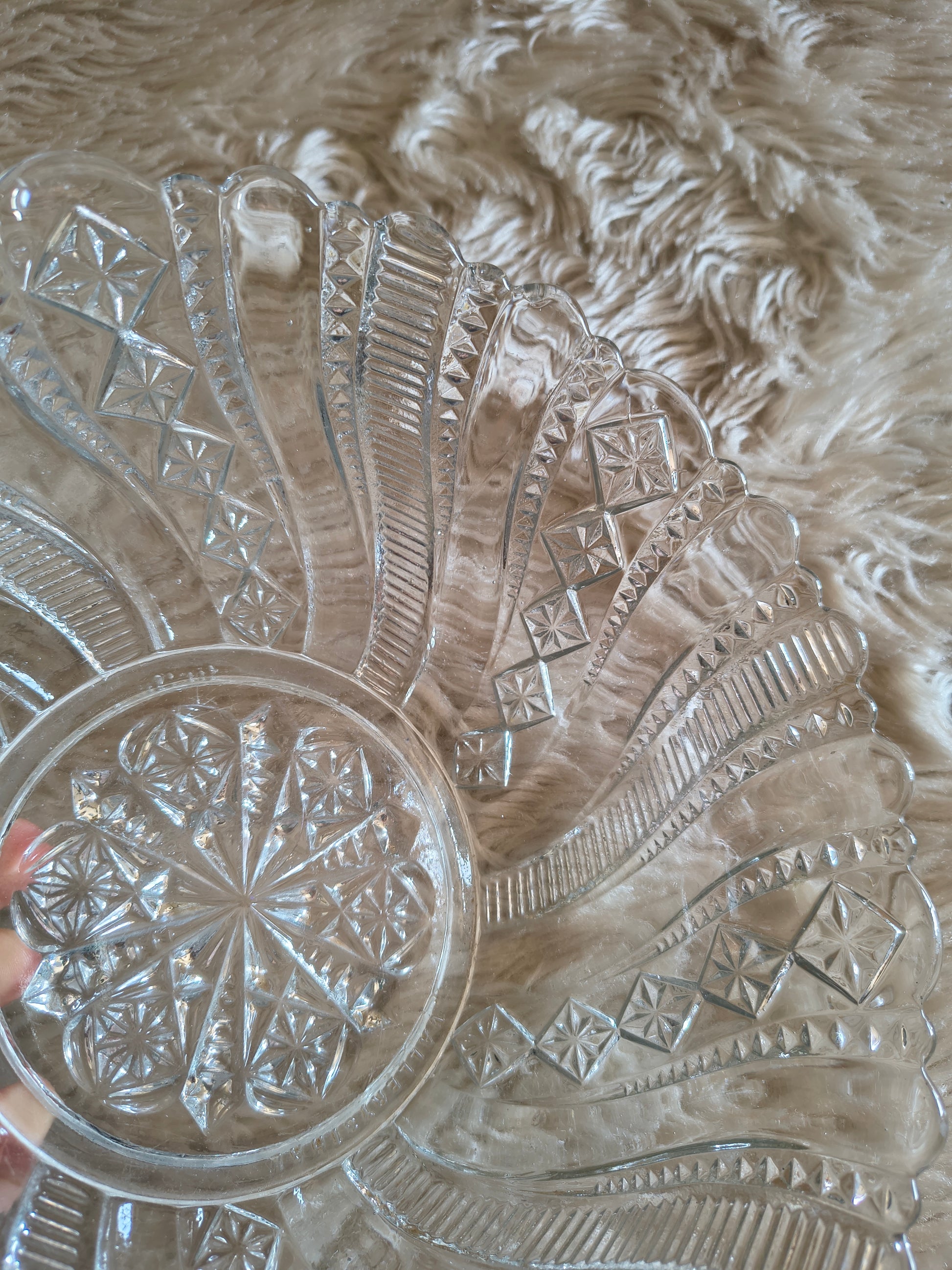 Saladier ancien en verre motifs géométriques en relief