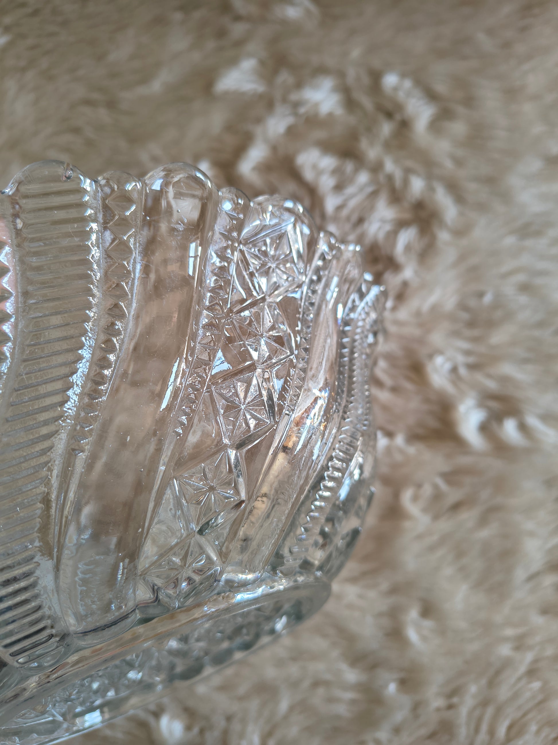 Saladier ancien en verre motifs géométriques en relief
