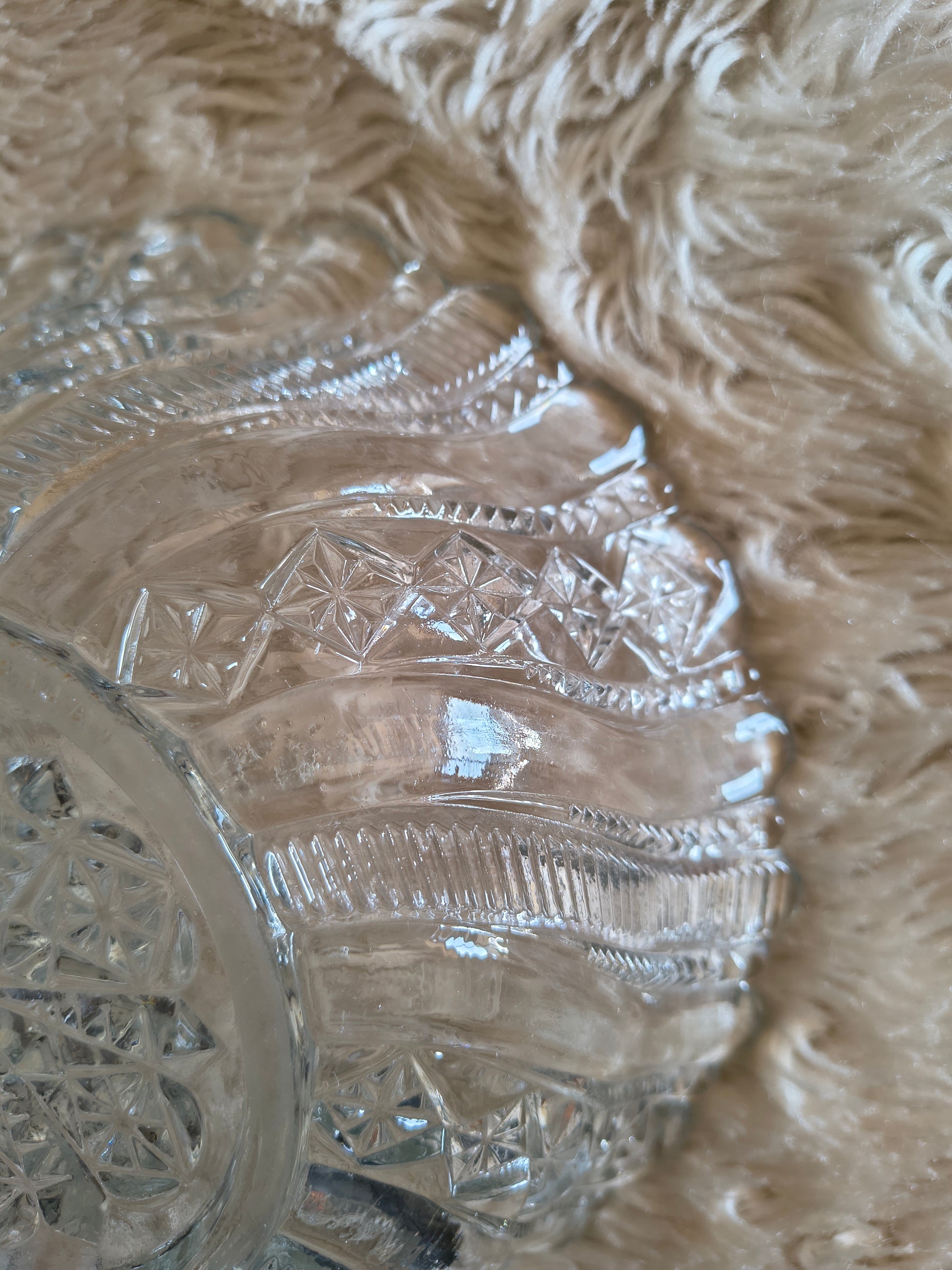Saladier ancien en verre motifs géométriques en relief