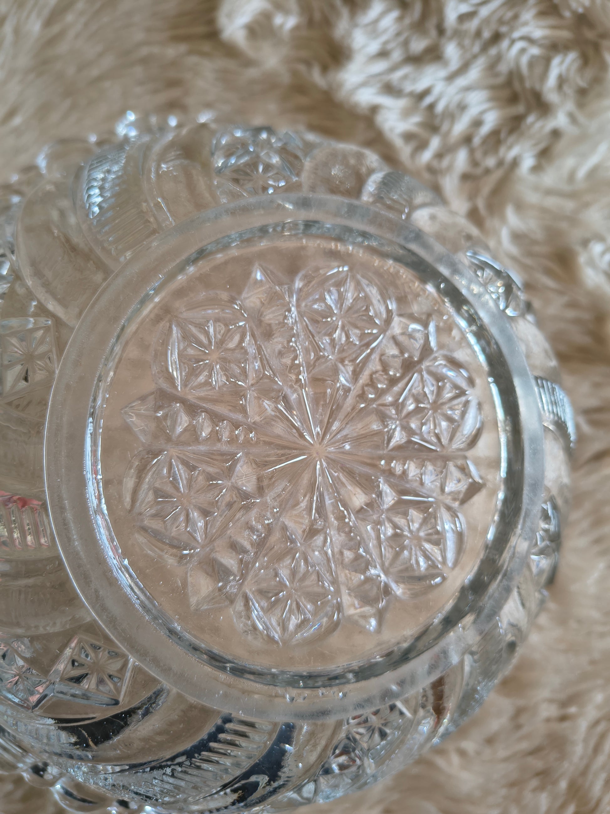 Saladier ancien en verre motifs géométriques en relief