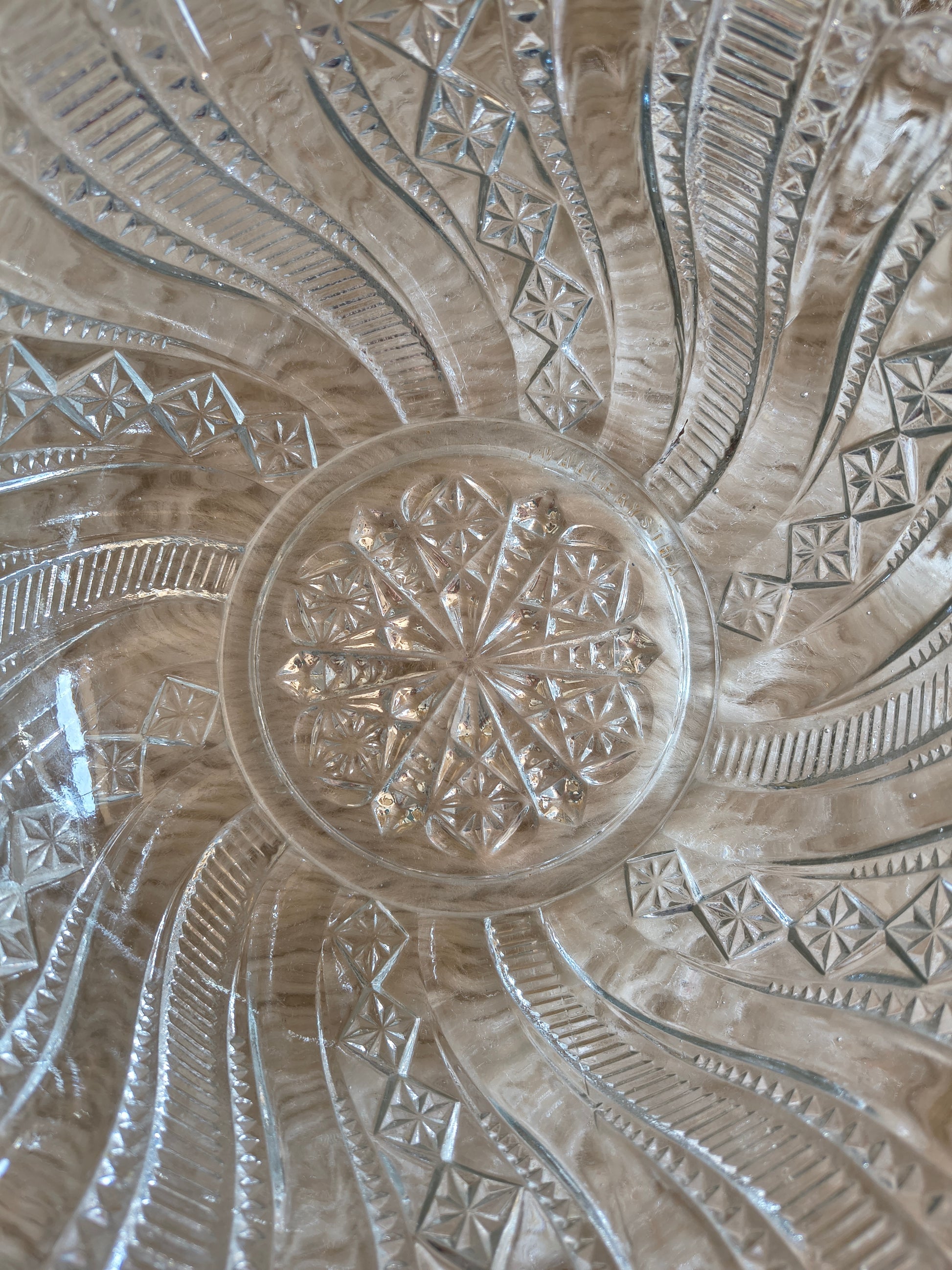 Saladier ancien en verre motifs géométriques en relief