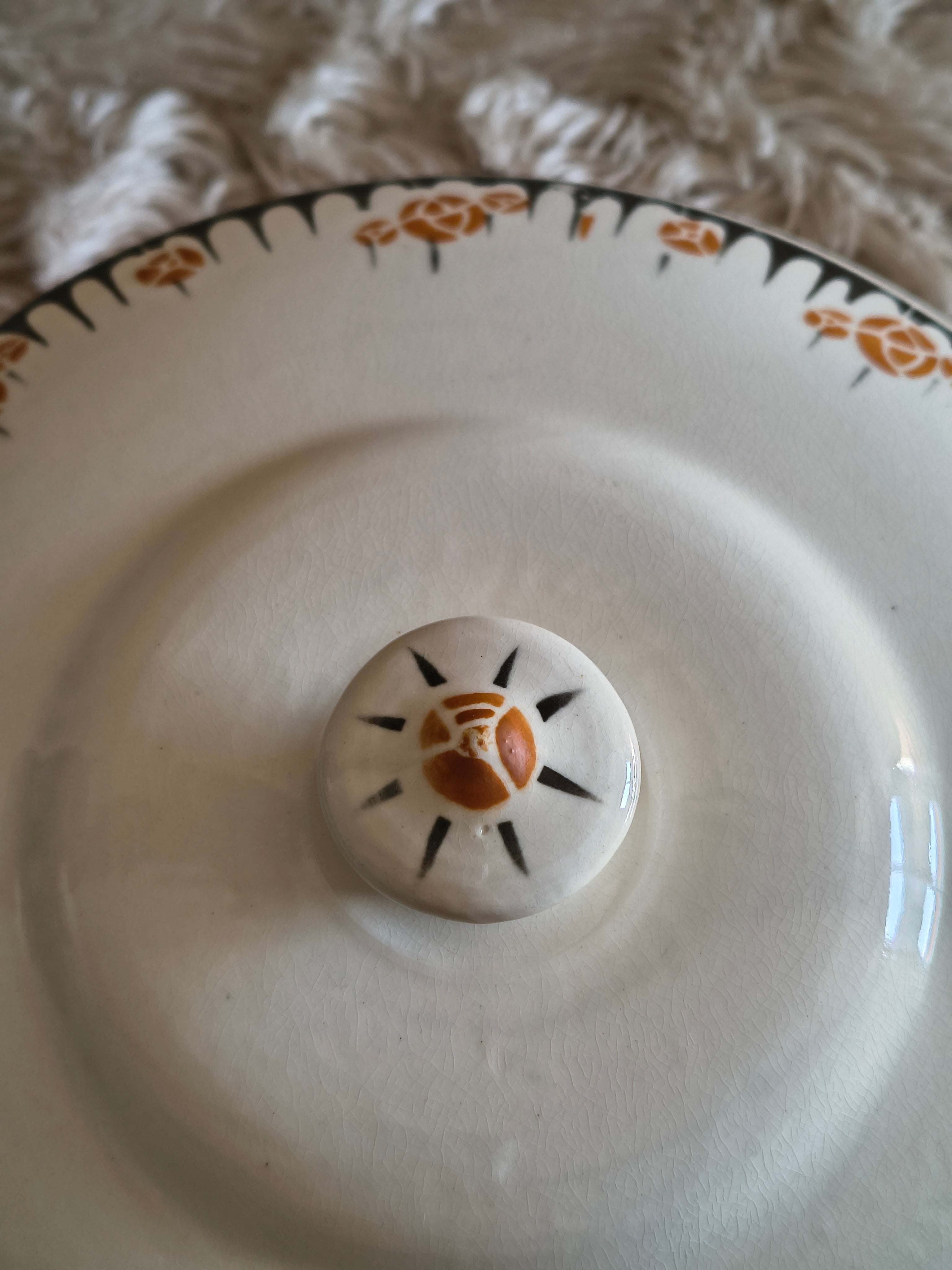 Légumier ancien en faïence style Art Deco decor noir et orange fleurs stylisées