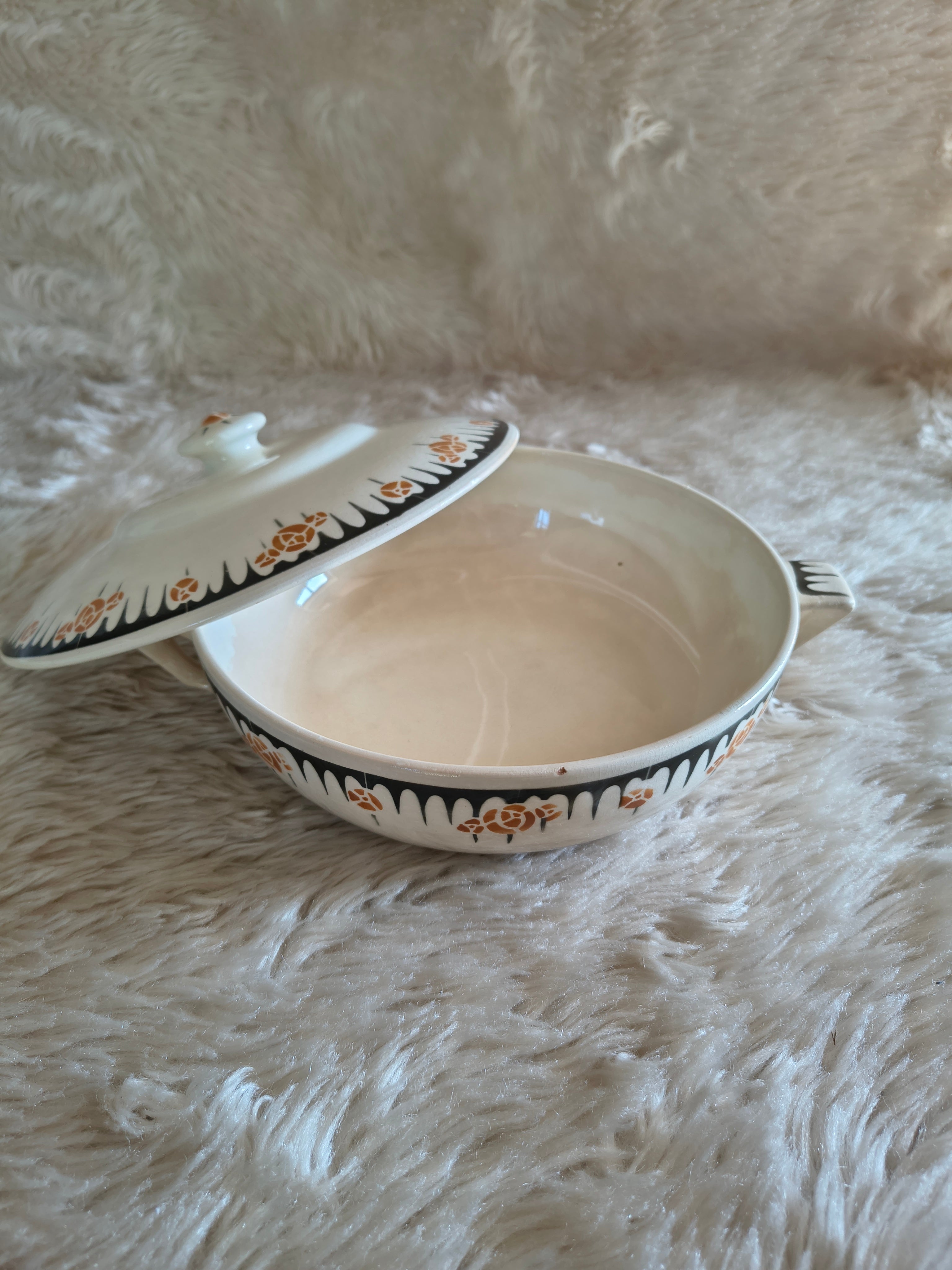 Légumier ancien en faïence style Art Deco decor noir et orange fleurs stylisées
