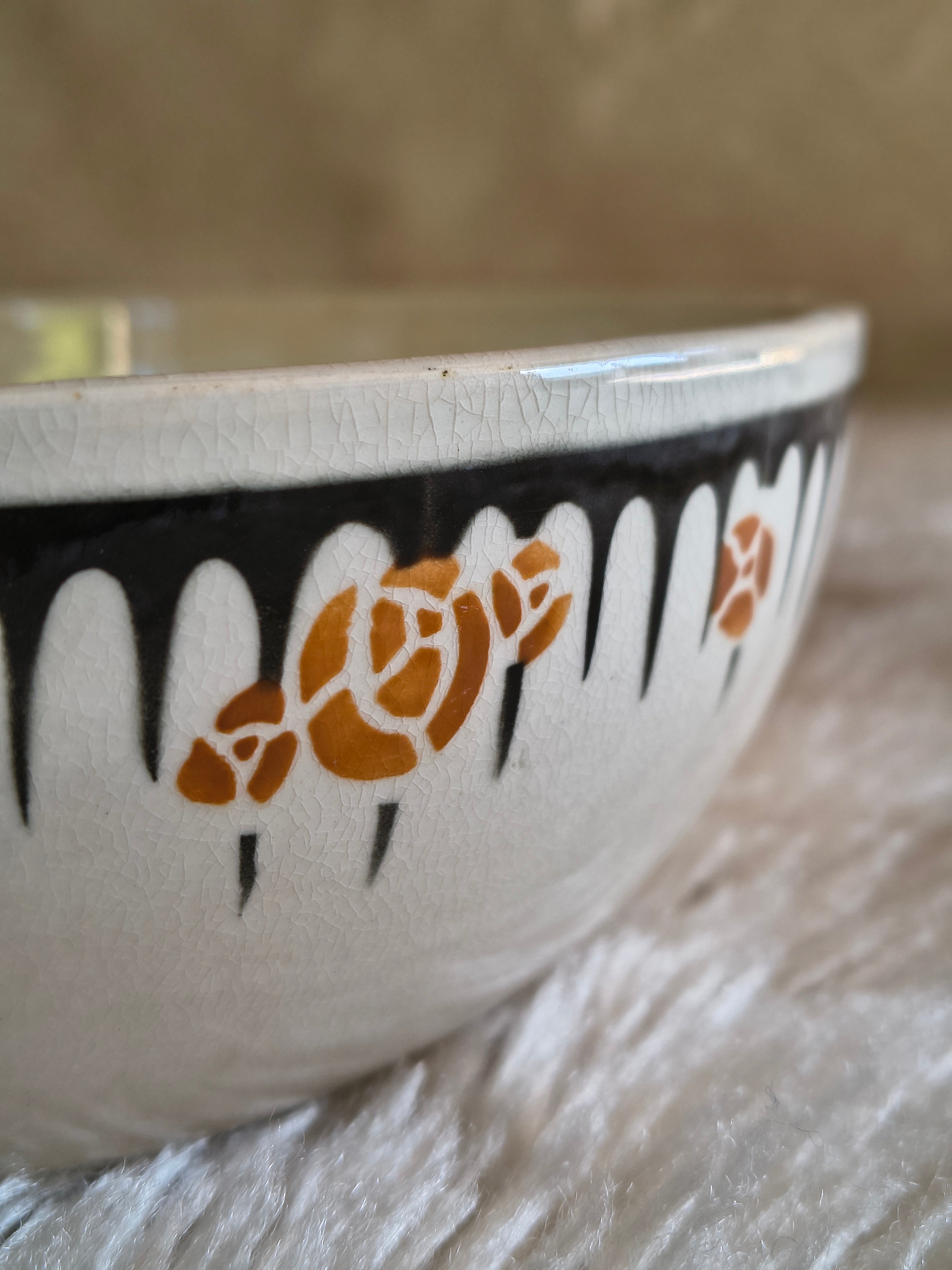 Légumier ancien en faïence style Art Deco decor noir et orange fleurs stylisées
