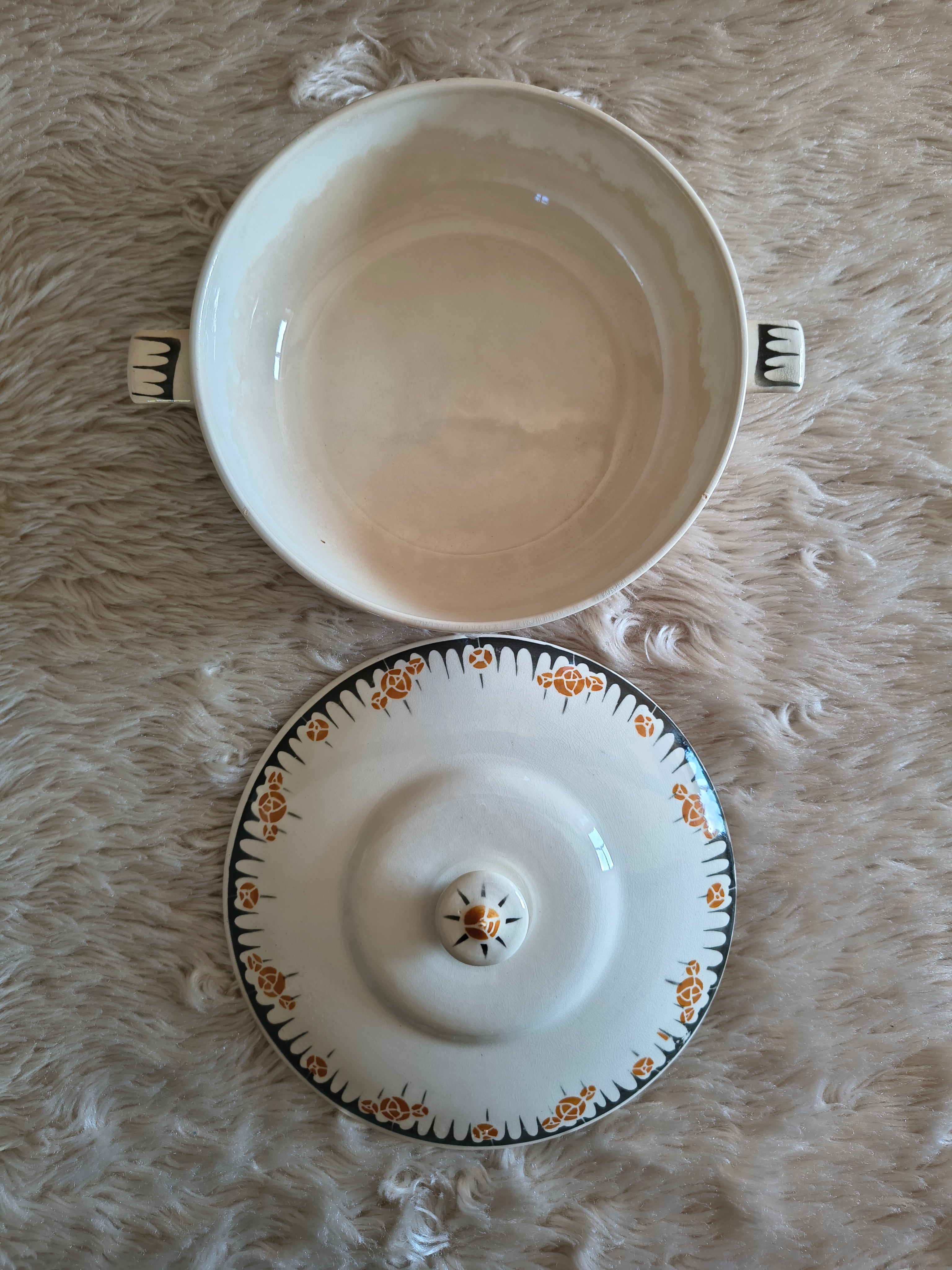 Légumier ancien en faïence style Art Deco decor noir et orange fleurs stylisées