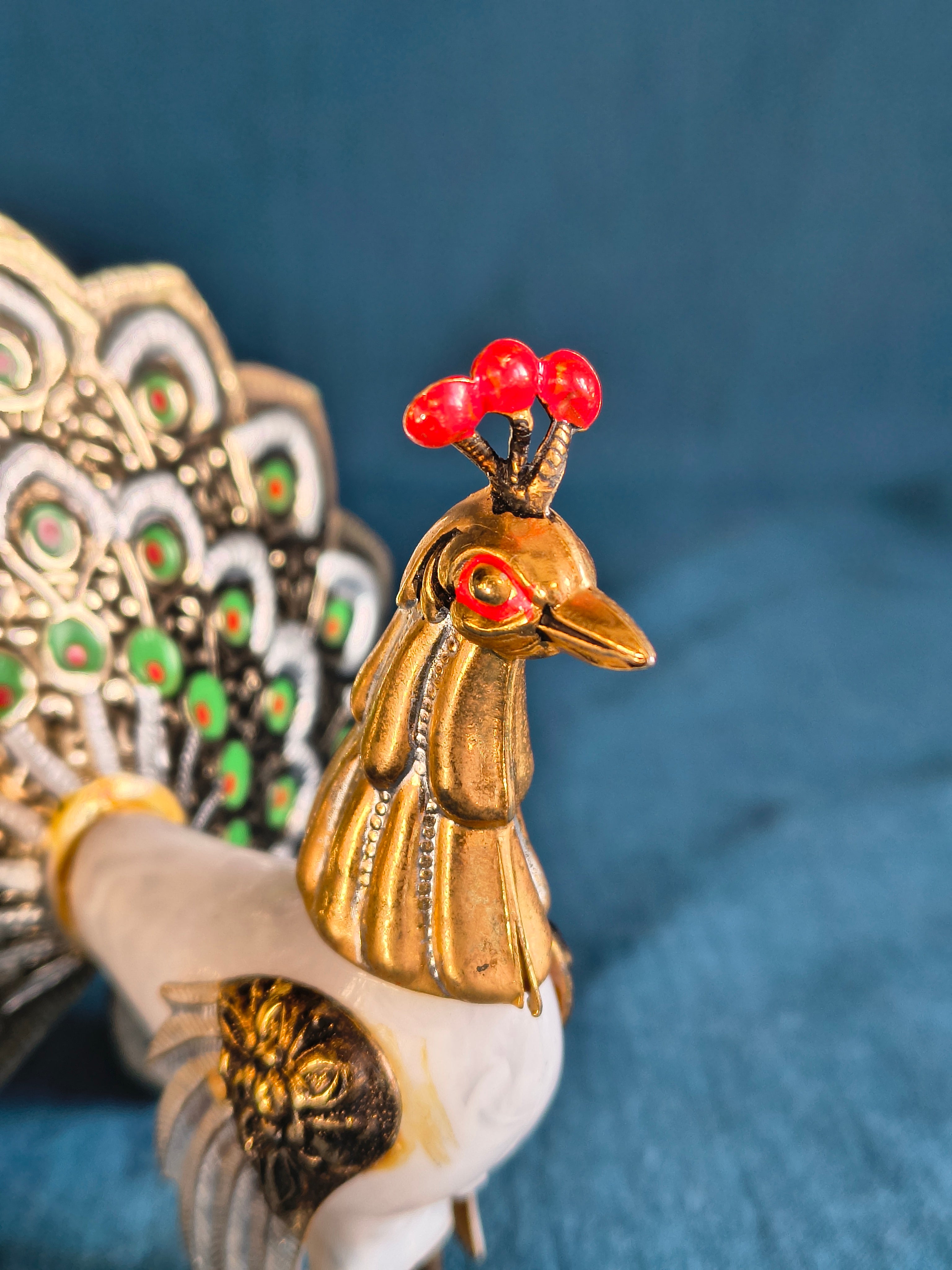Figurine paon en métal doré et argenté style asiatique kitsch