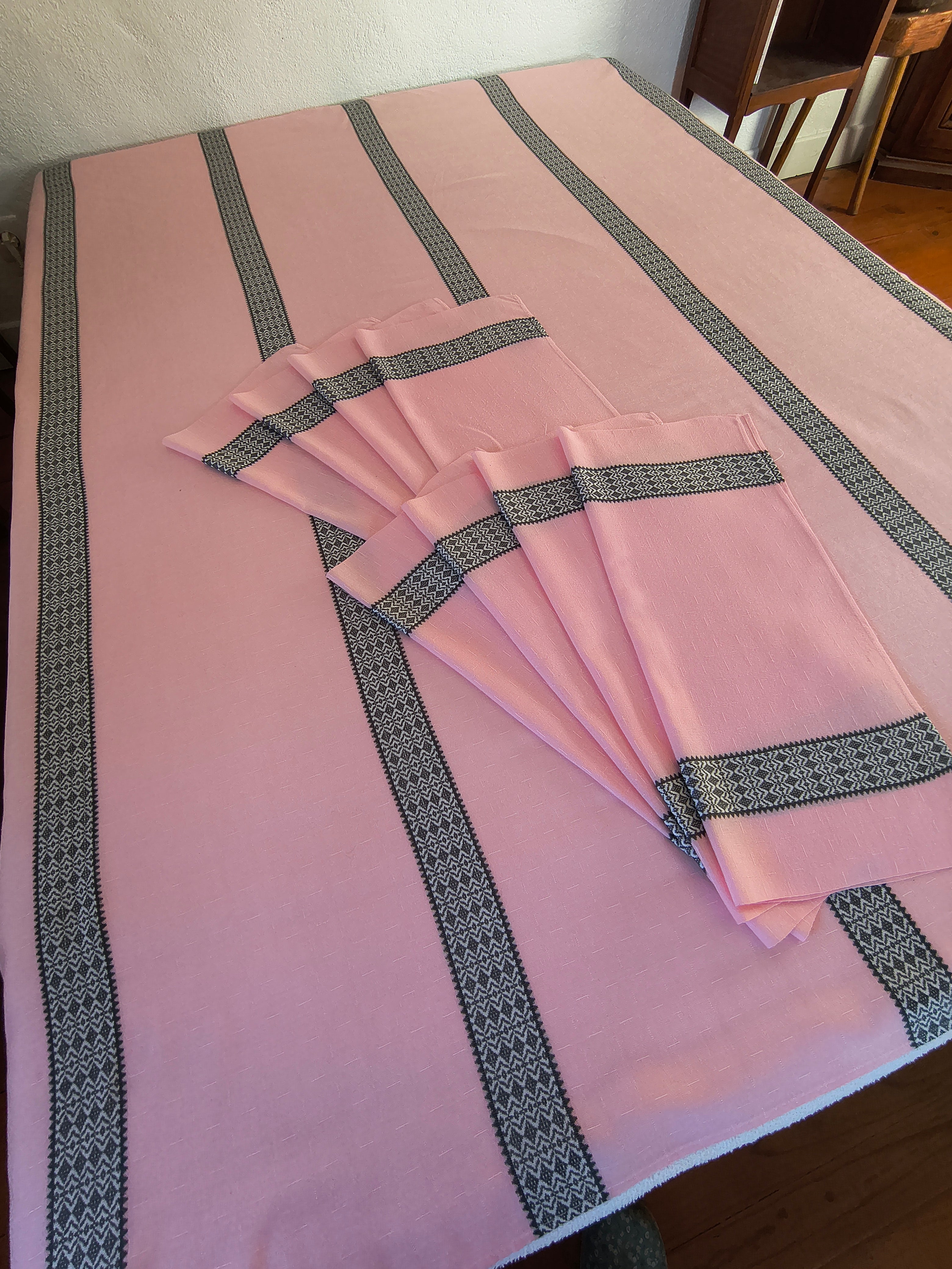 Nappe et 8 serviettes vintage en Dralon rose et frise noir et blanc