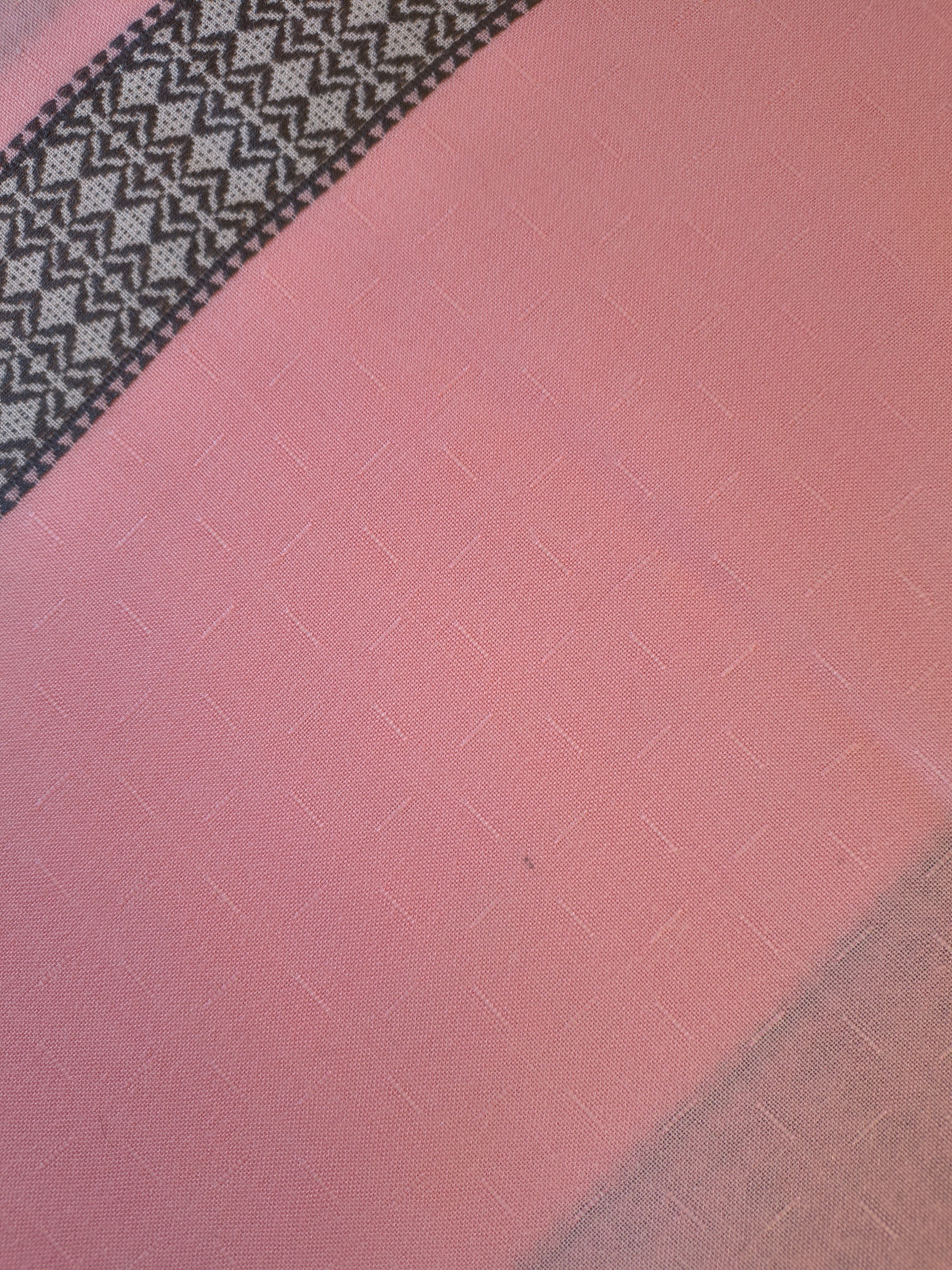 Nappe et 8 serviettes vintage en Dralon rose et frise noir et blanc