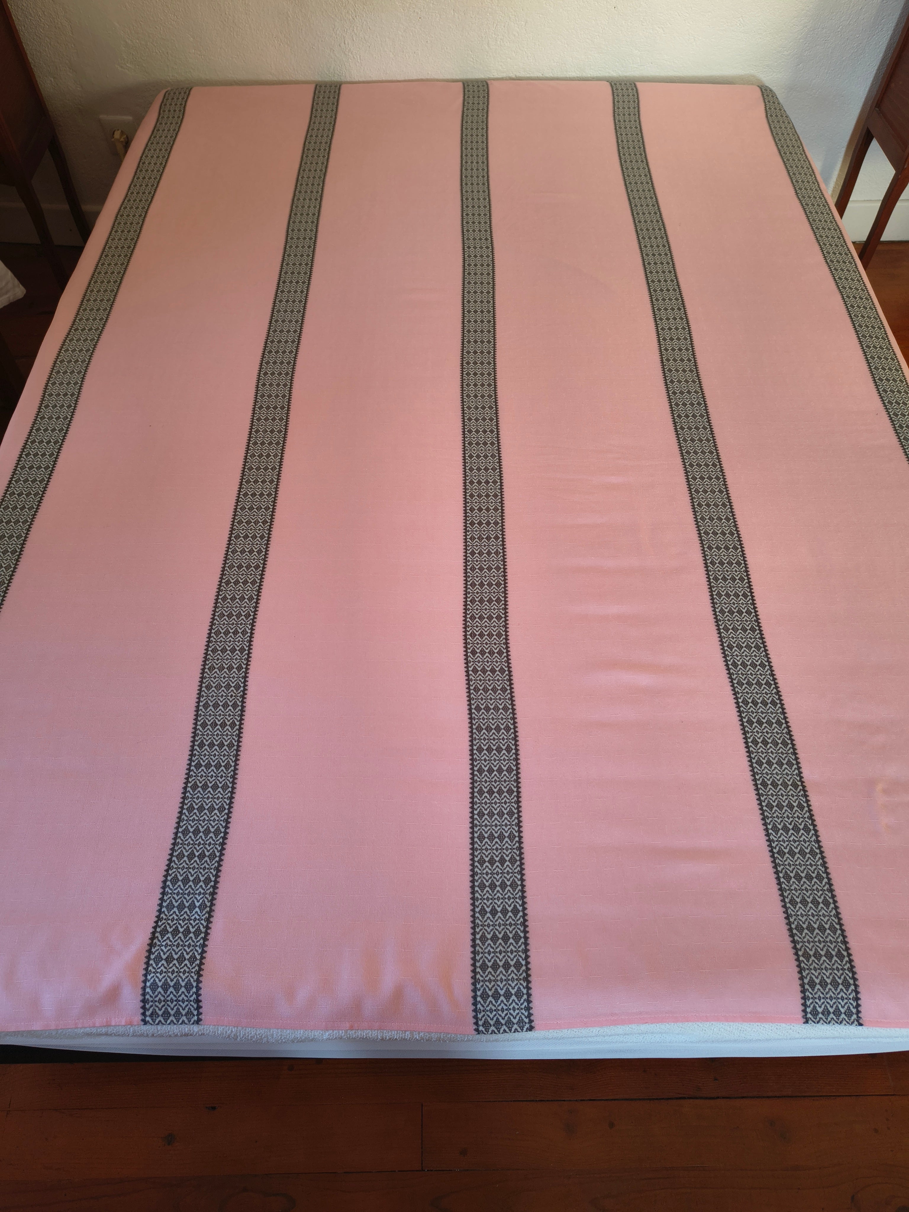 Nappe et 8 serviettes vintage en Dralon rose et frise noir et blanc