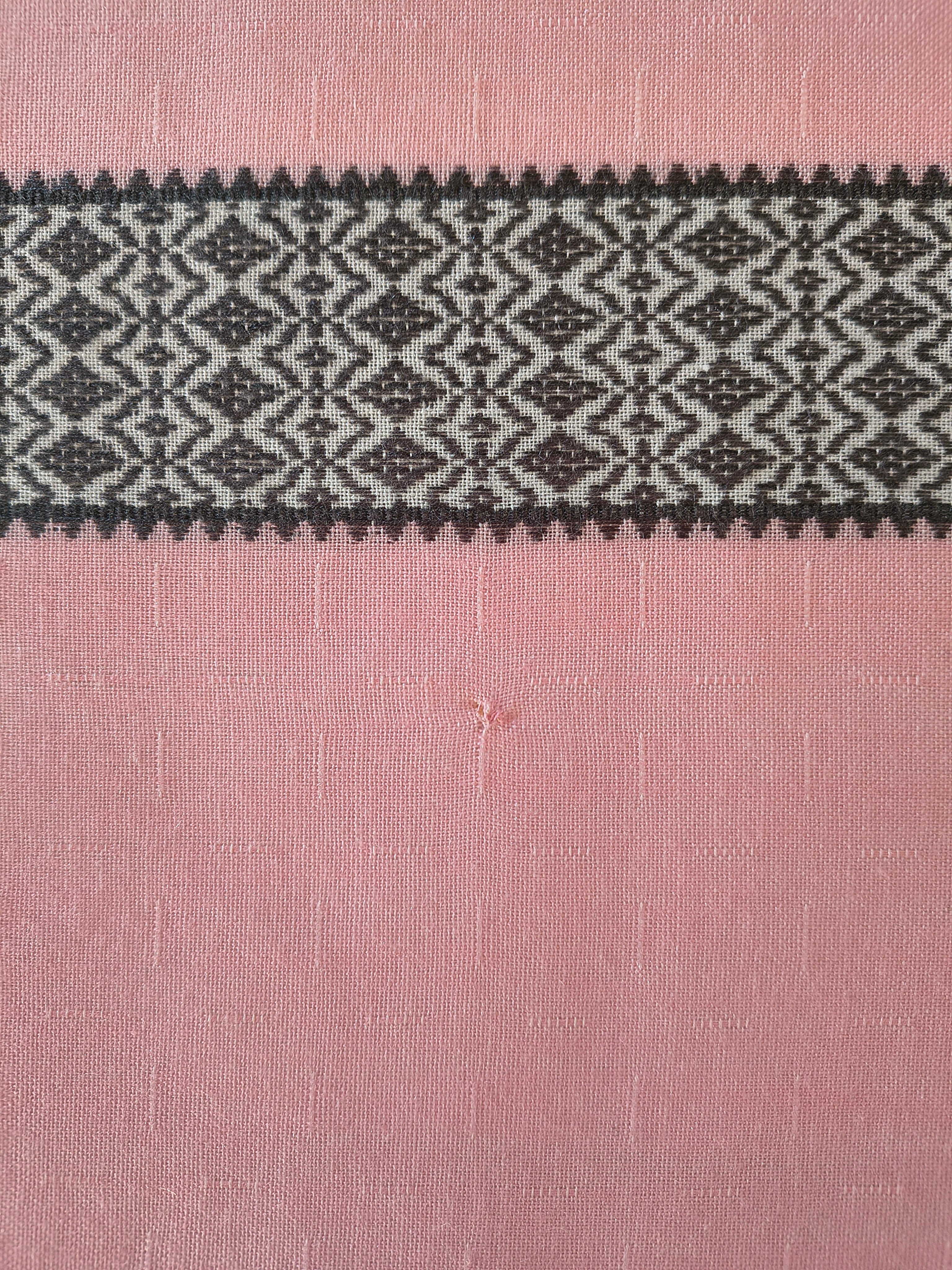 Nappe et 8 serviettes vintage en Dralon rose et frise noir et blanc