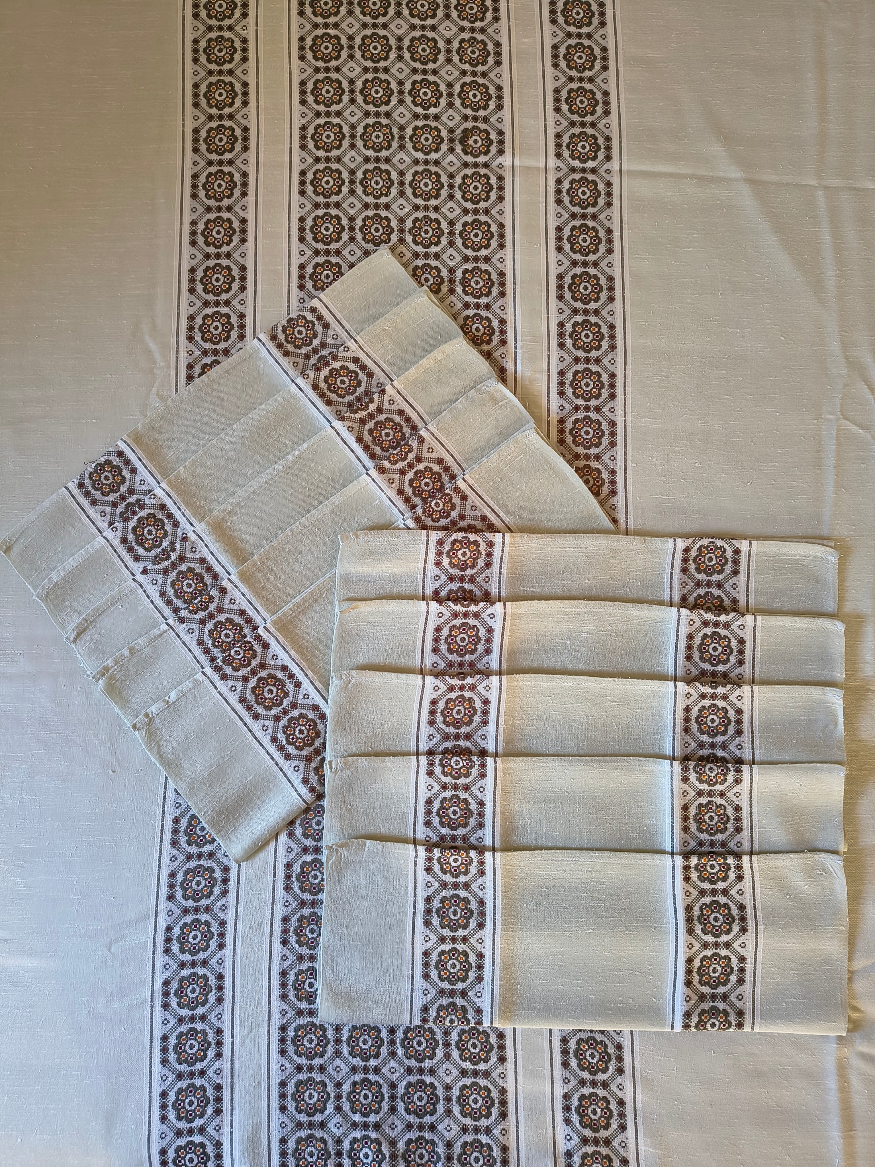 Nappe vintage et ses 10 serviettes assorties Georges Moutet frise colorée sur fond écru