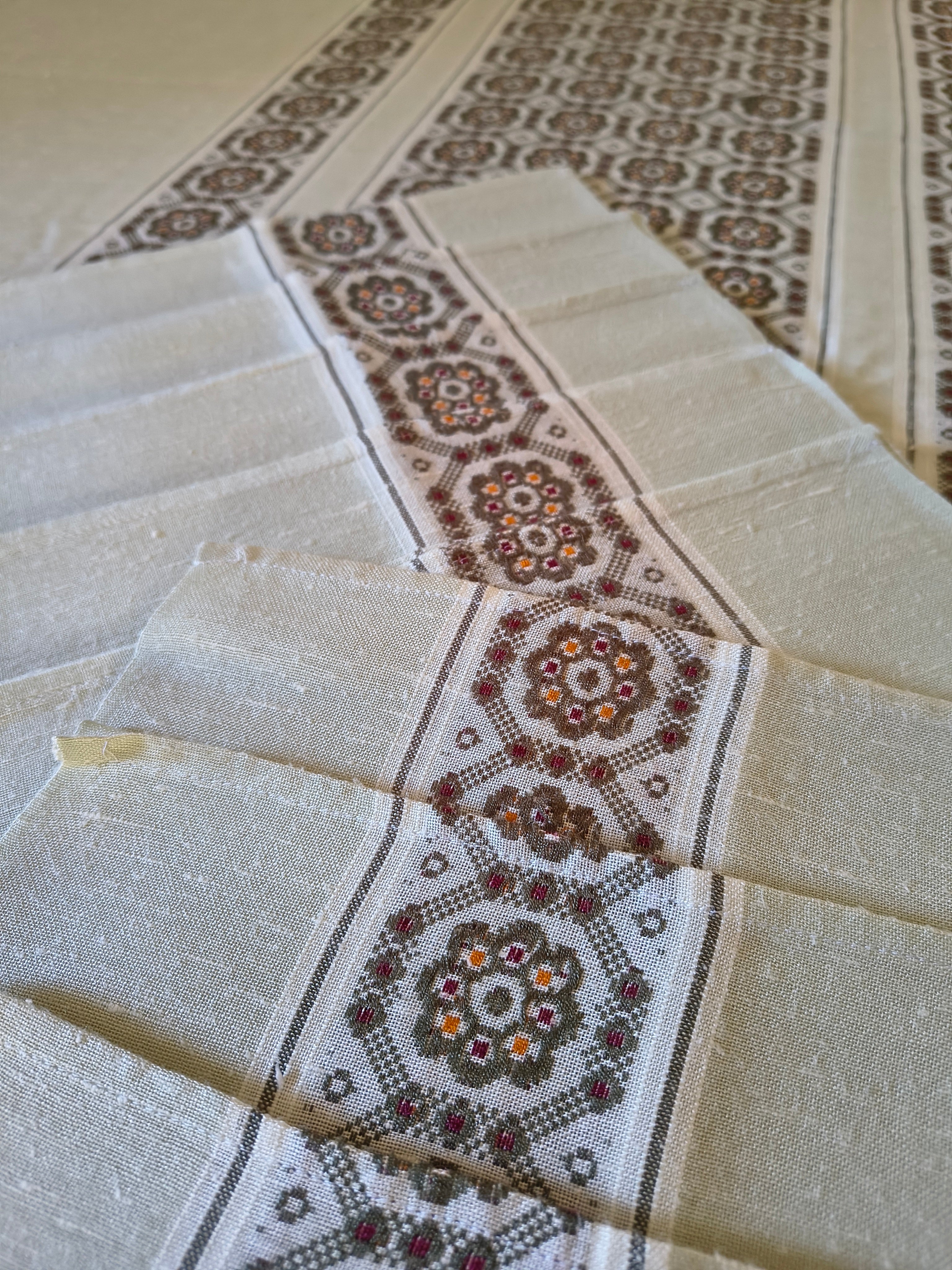 Nappe vintage et ses 10 serviettes assorties Georges Moutet frise colorée sur fond écru