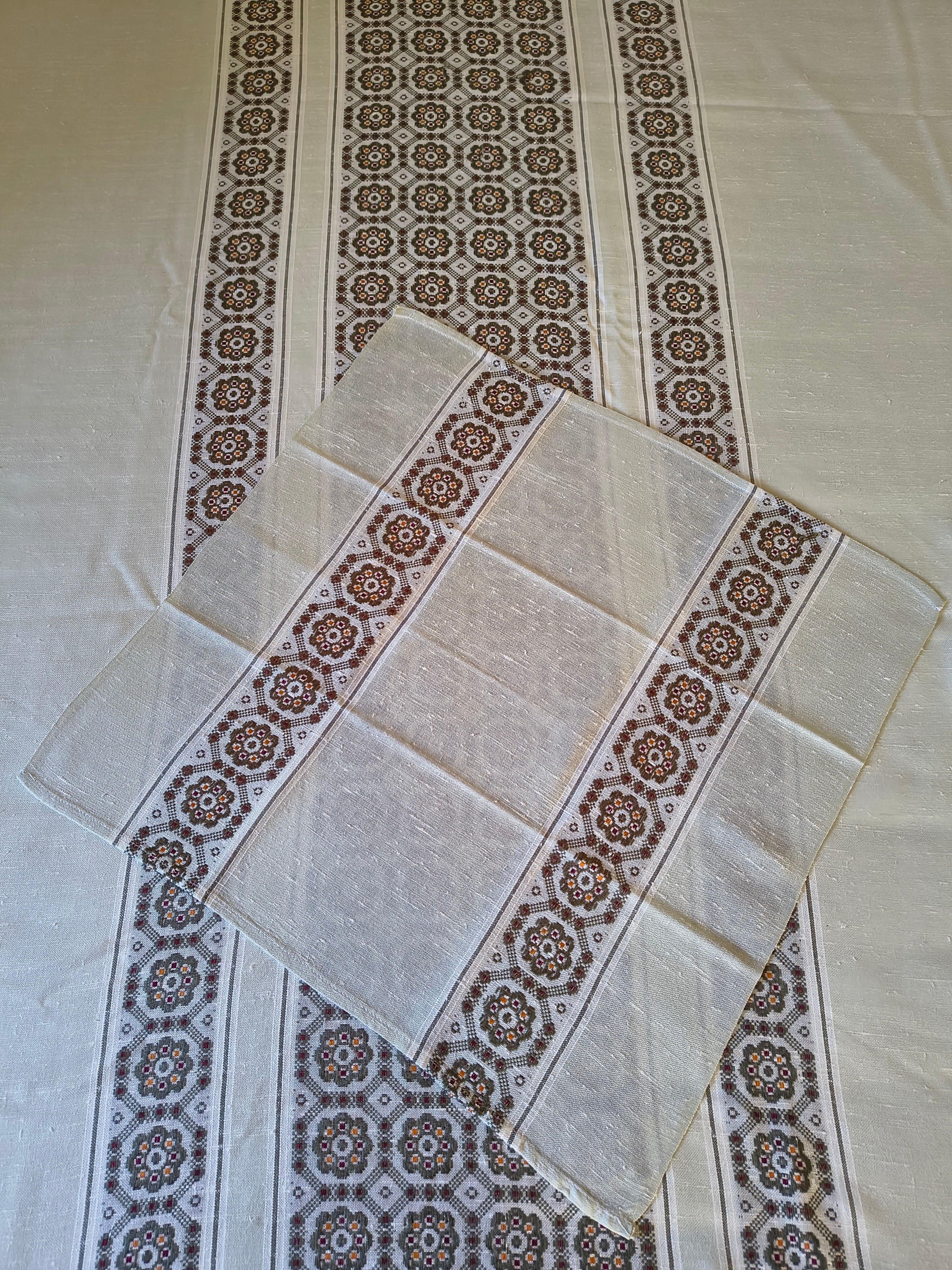Nappe vintage et ses 10 serviettes assorties Georges Moutet frise colorée sur fond écru