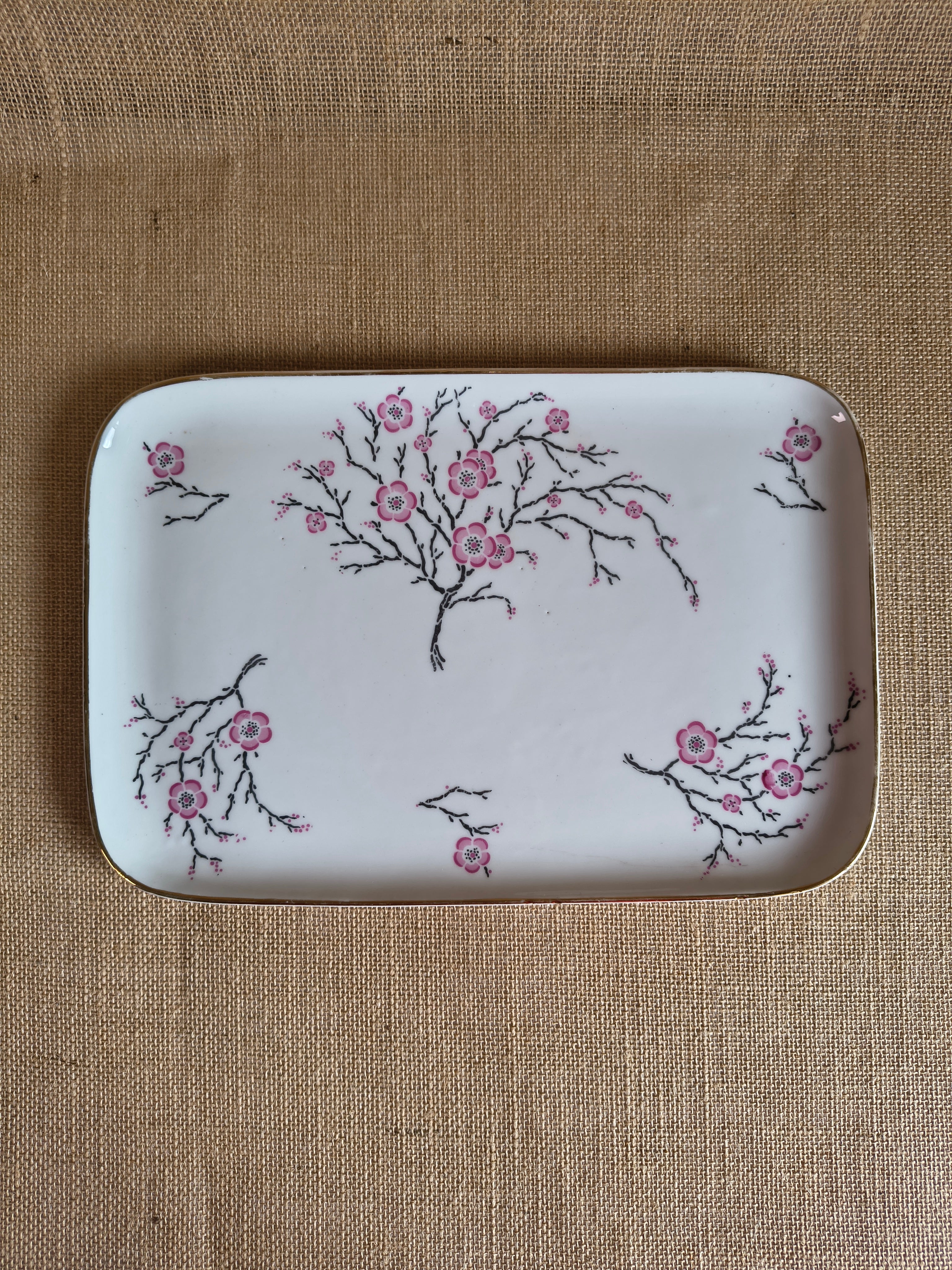 Service à thé "tête à tête" en porcelaine fine de Limoges sur plateau décor fleurs de cerisier sakura