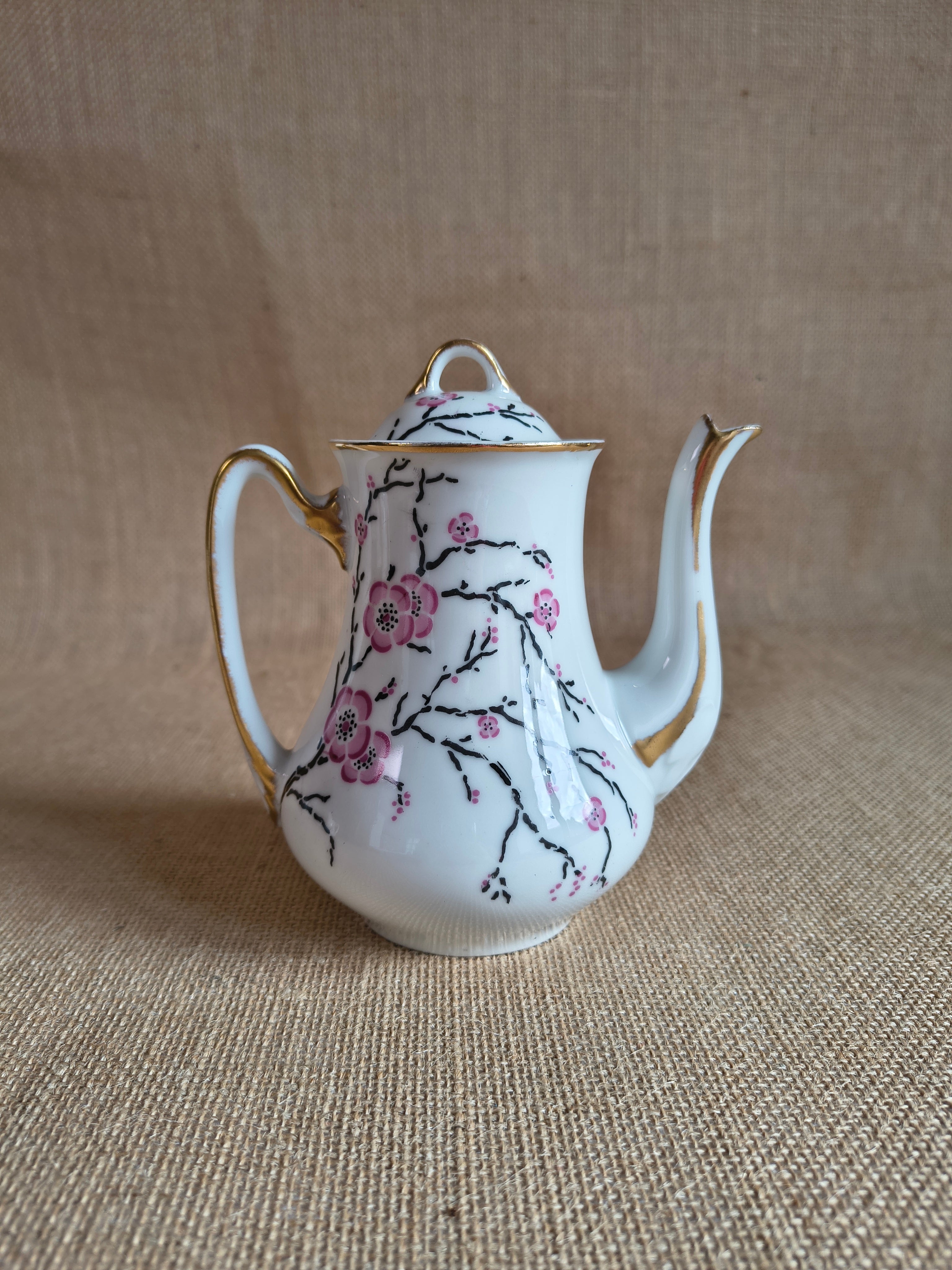 Service à thé "tête à tête" en porcelaine fine de Limoges sur plateau décor fleurs de cerisier sakura