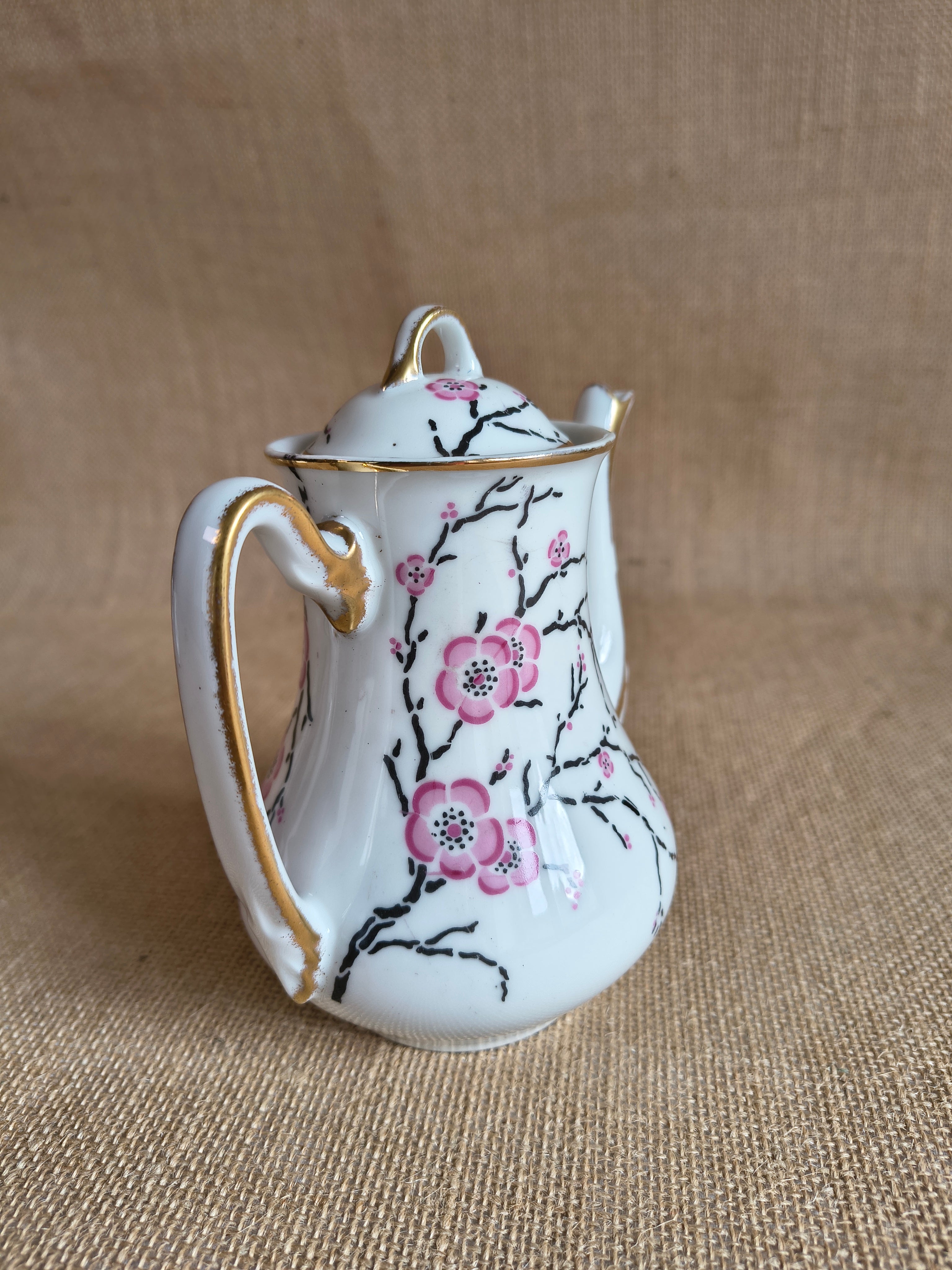 Service à thé "tête à tête" en porcelaine fine de Limoges sur plateau décor fleurs de cerisier sakura