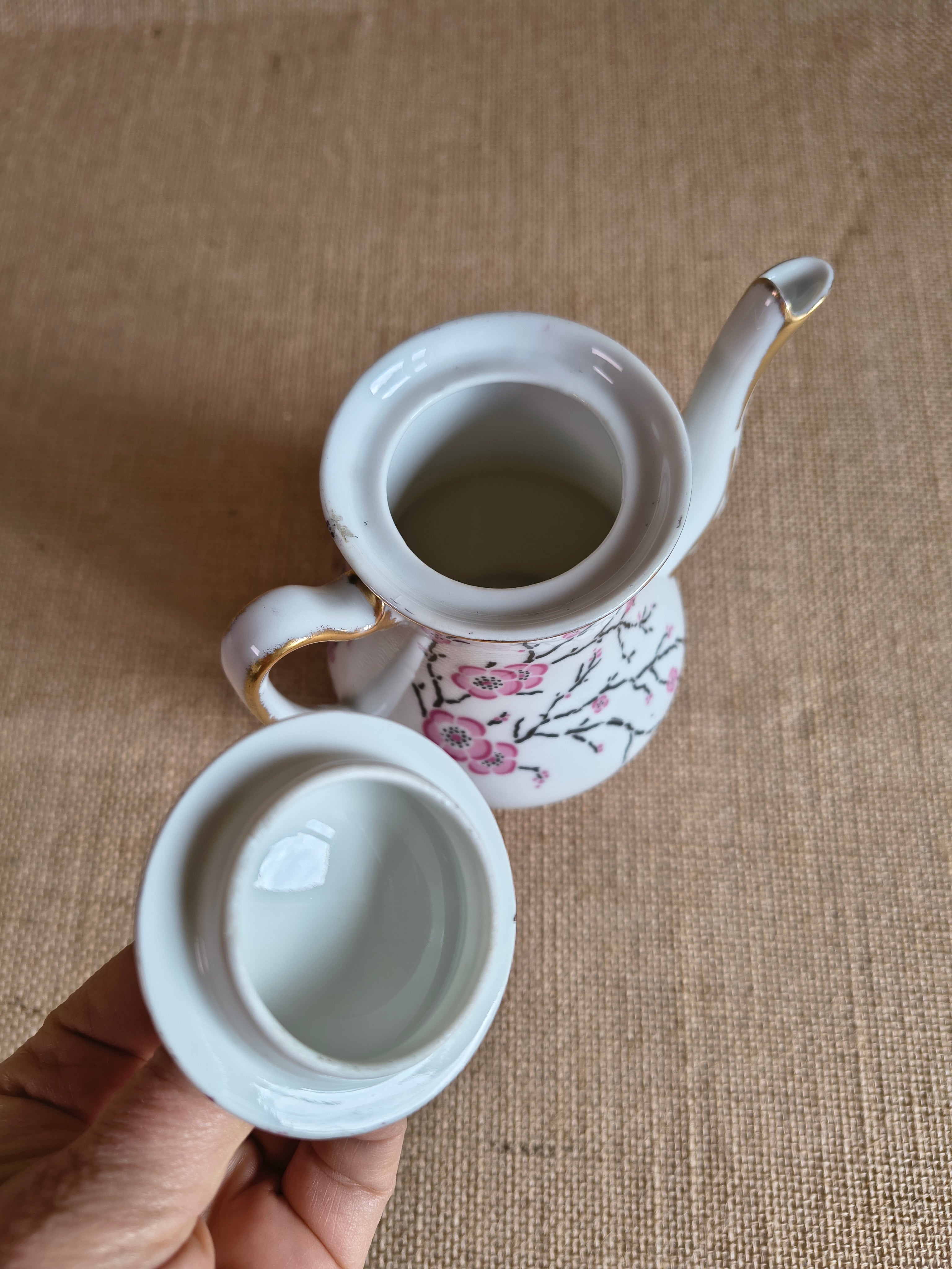 Service à thé "tête à tête" en porcelaine fine de Limoges sur plateau décor fleurs de cerisier sakura