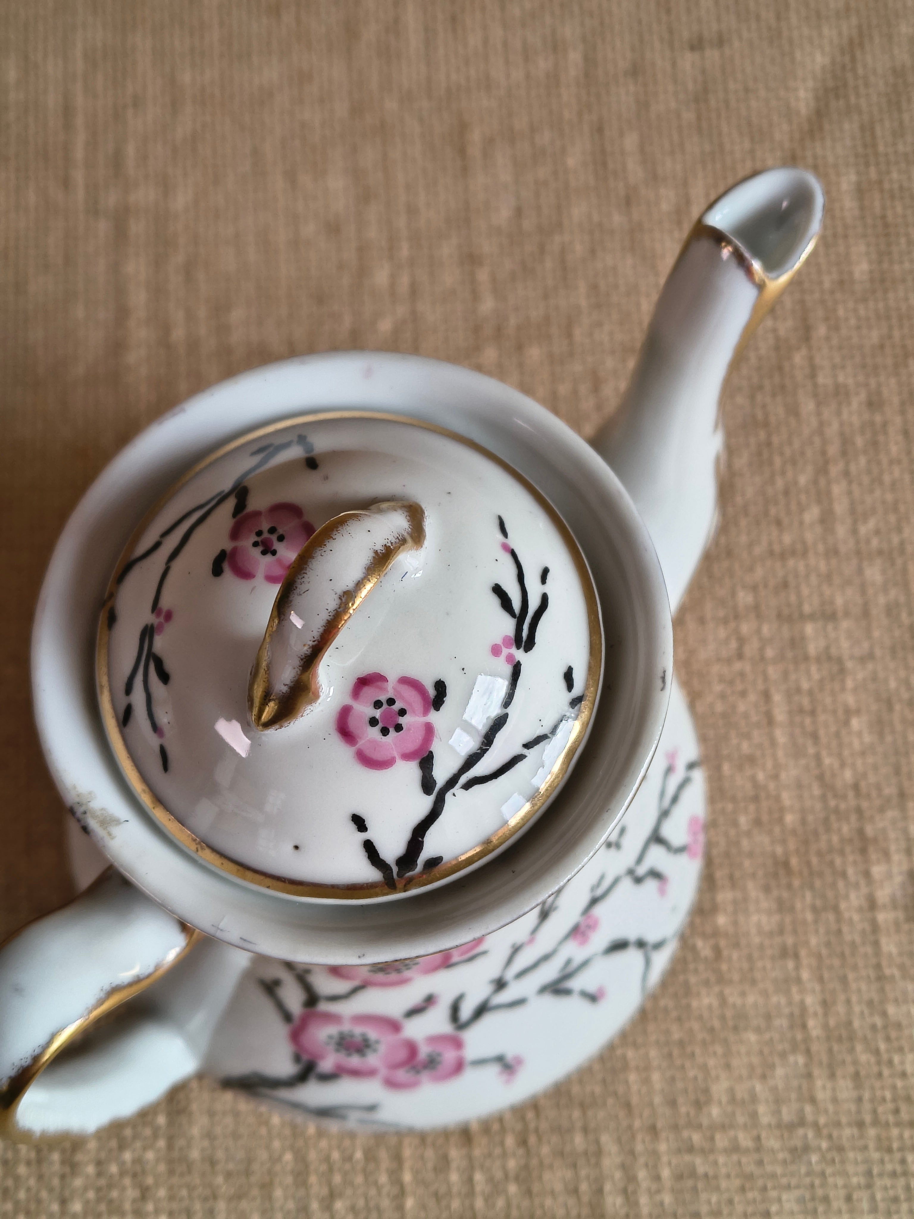 Service à thé "tête à tête" en porcelaine fine de Limoges sur plateau décor fleurs de cerisier sakura