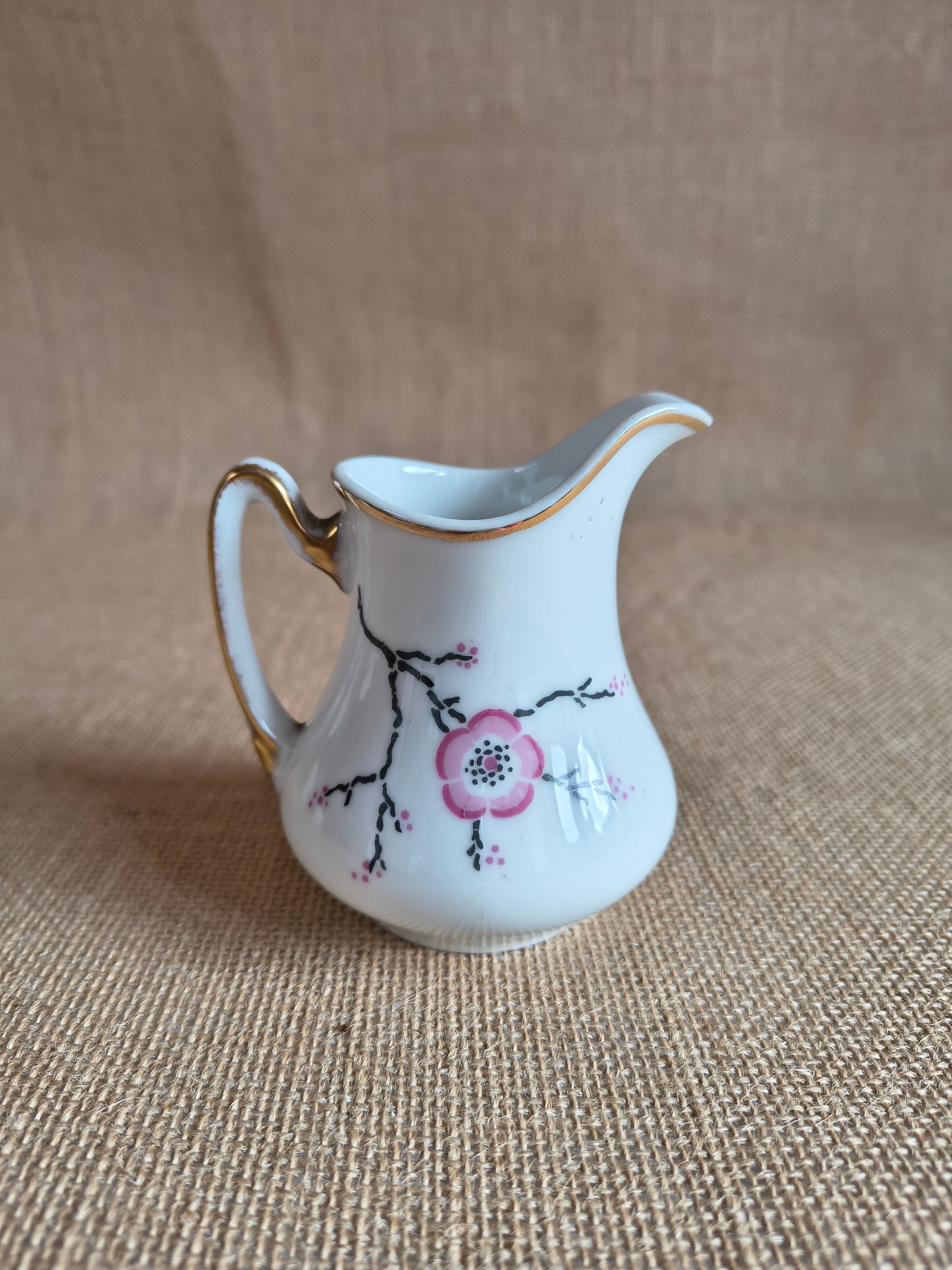 Service à thé "tête à tête" en porcelaine fine de Limoges sur plateau décor fleurs de cerisier sakura