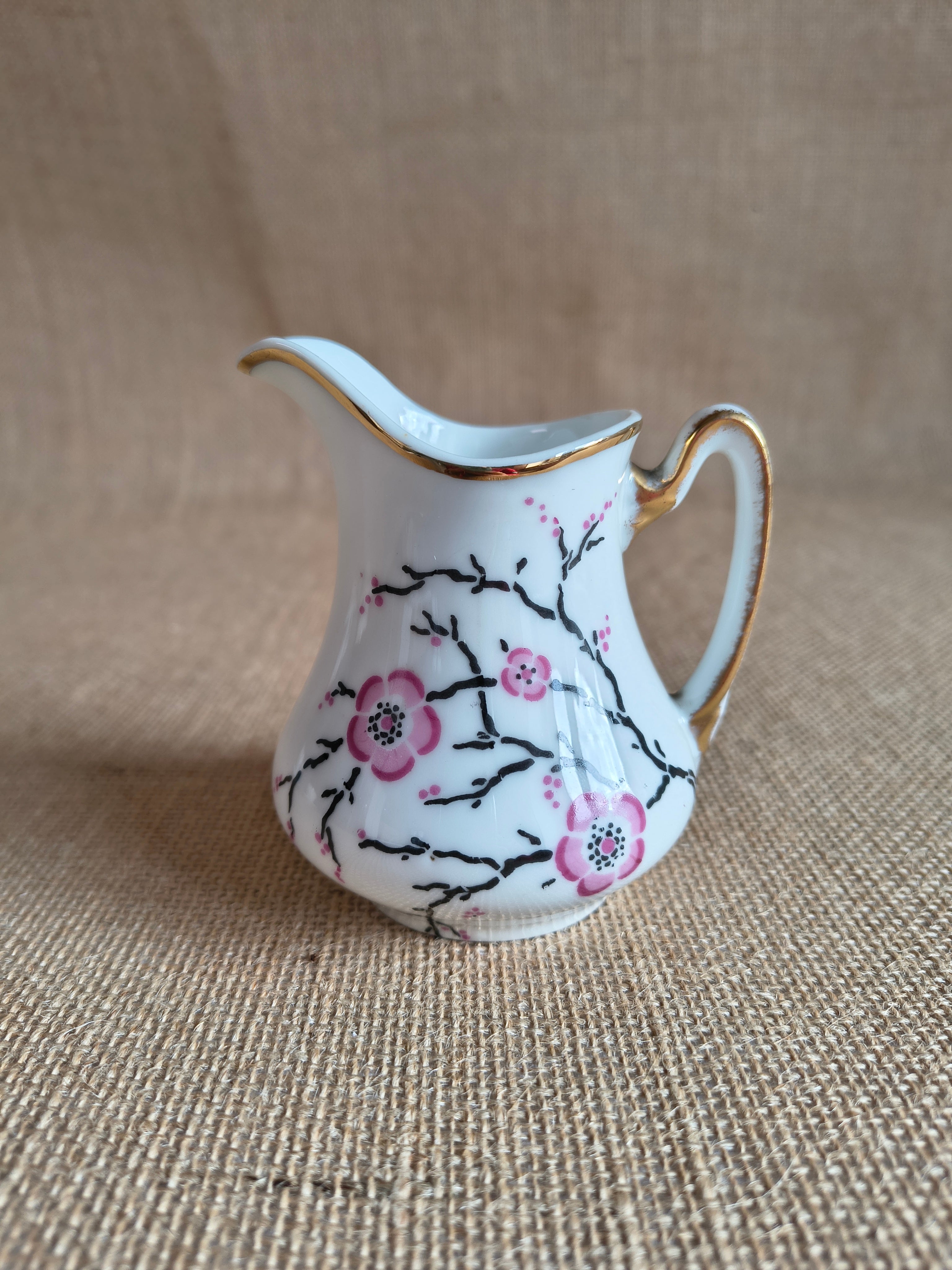 Service à thé "tête à tête" en porcelaine fine de Limoges sur plateau décor fleurs de cerisier sakura