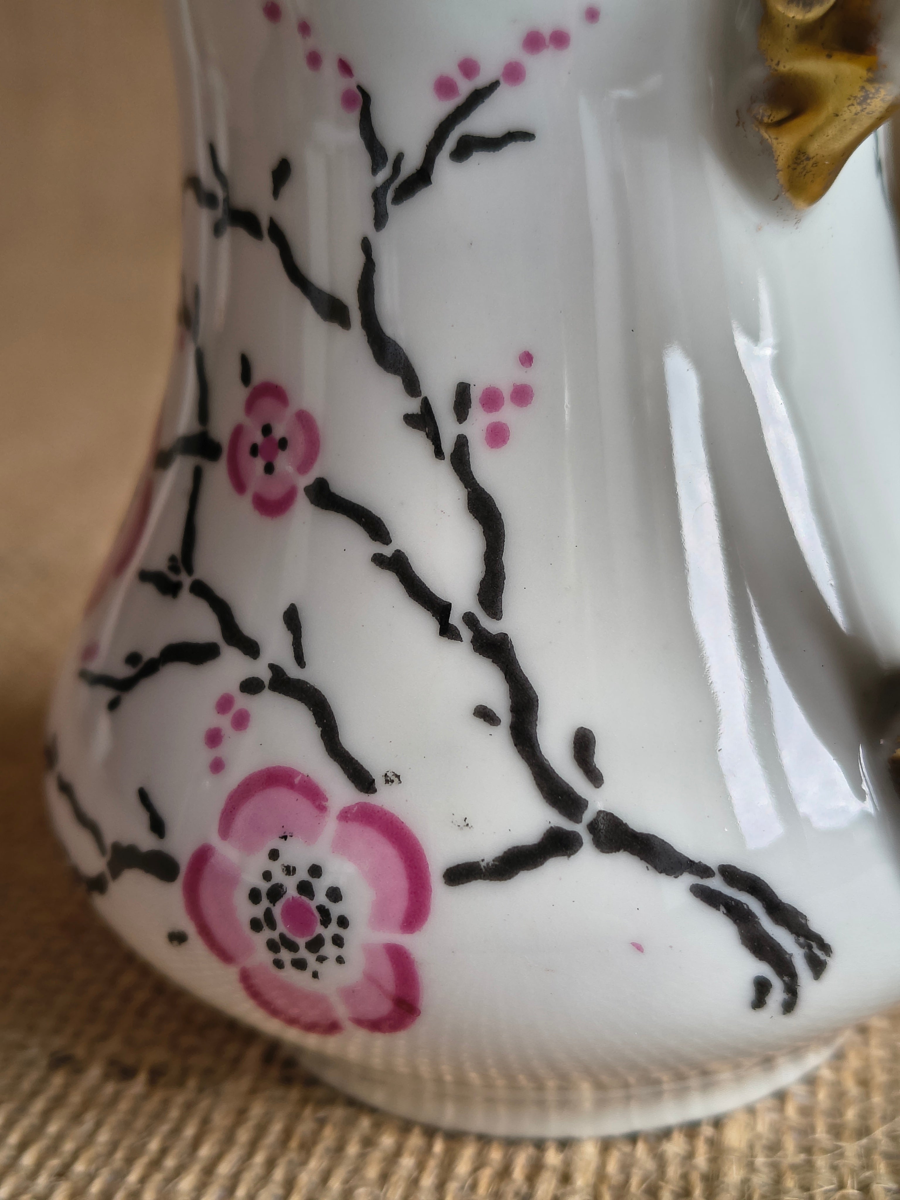 Service à thé "tête à tête" en porcelaine fine de Limoges sur plateau décor fleurs de cerisier sakura
