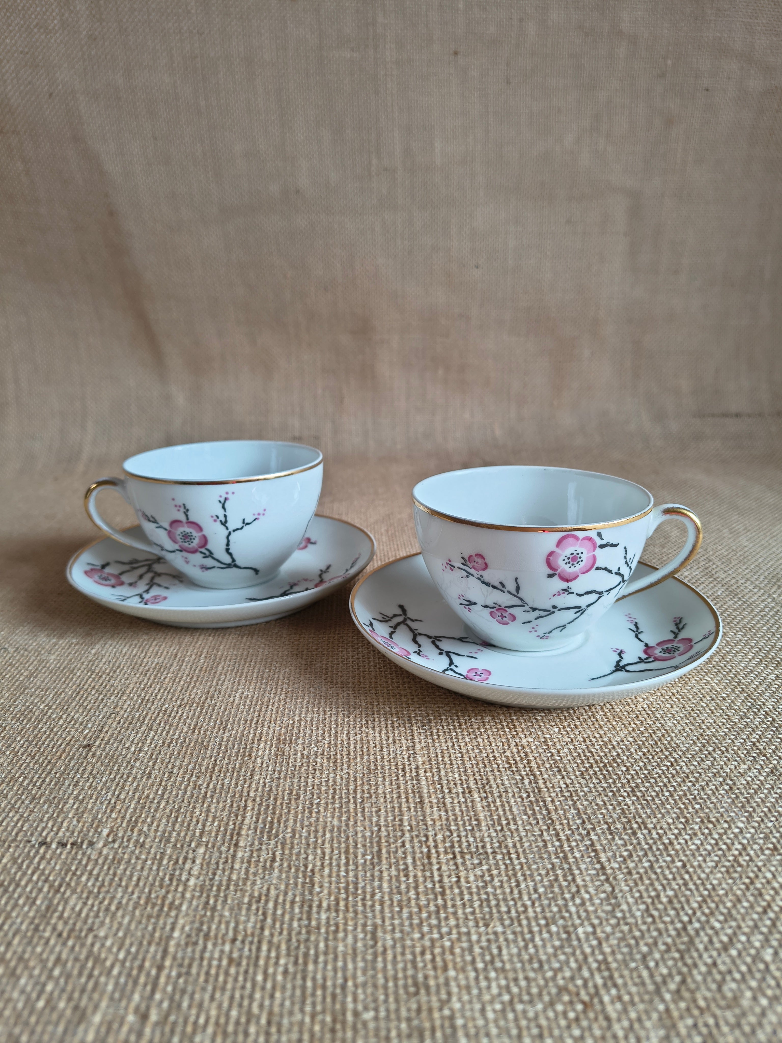 Service à thé "tête à tête" en porcelaine fine de Limoges sur plateau décor fleurs de cerisier sakura