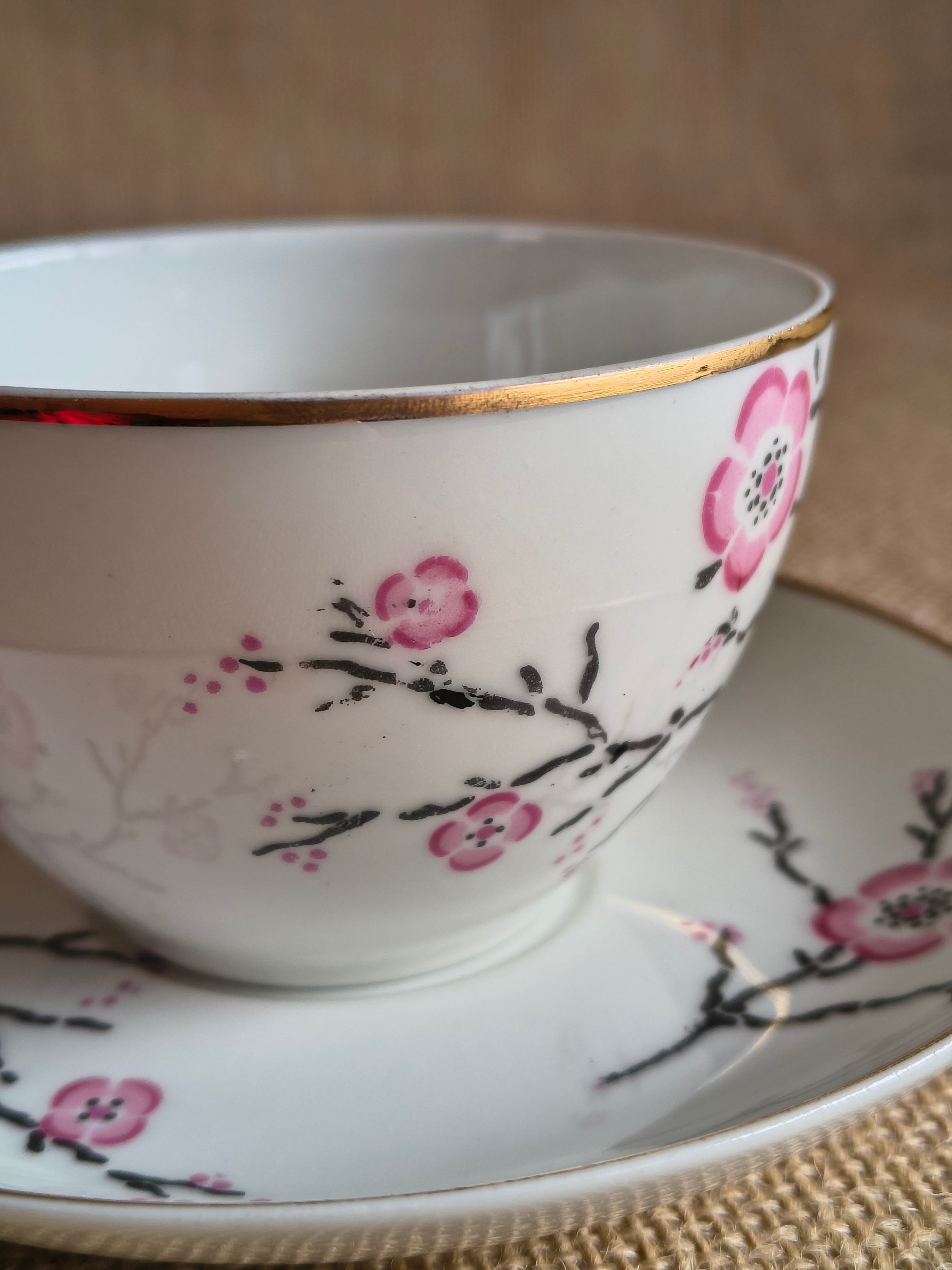 Service à thé "tête à tête" en porcelaine fine de Limoges sur plateau décor fleurs de cerisier sakura