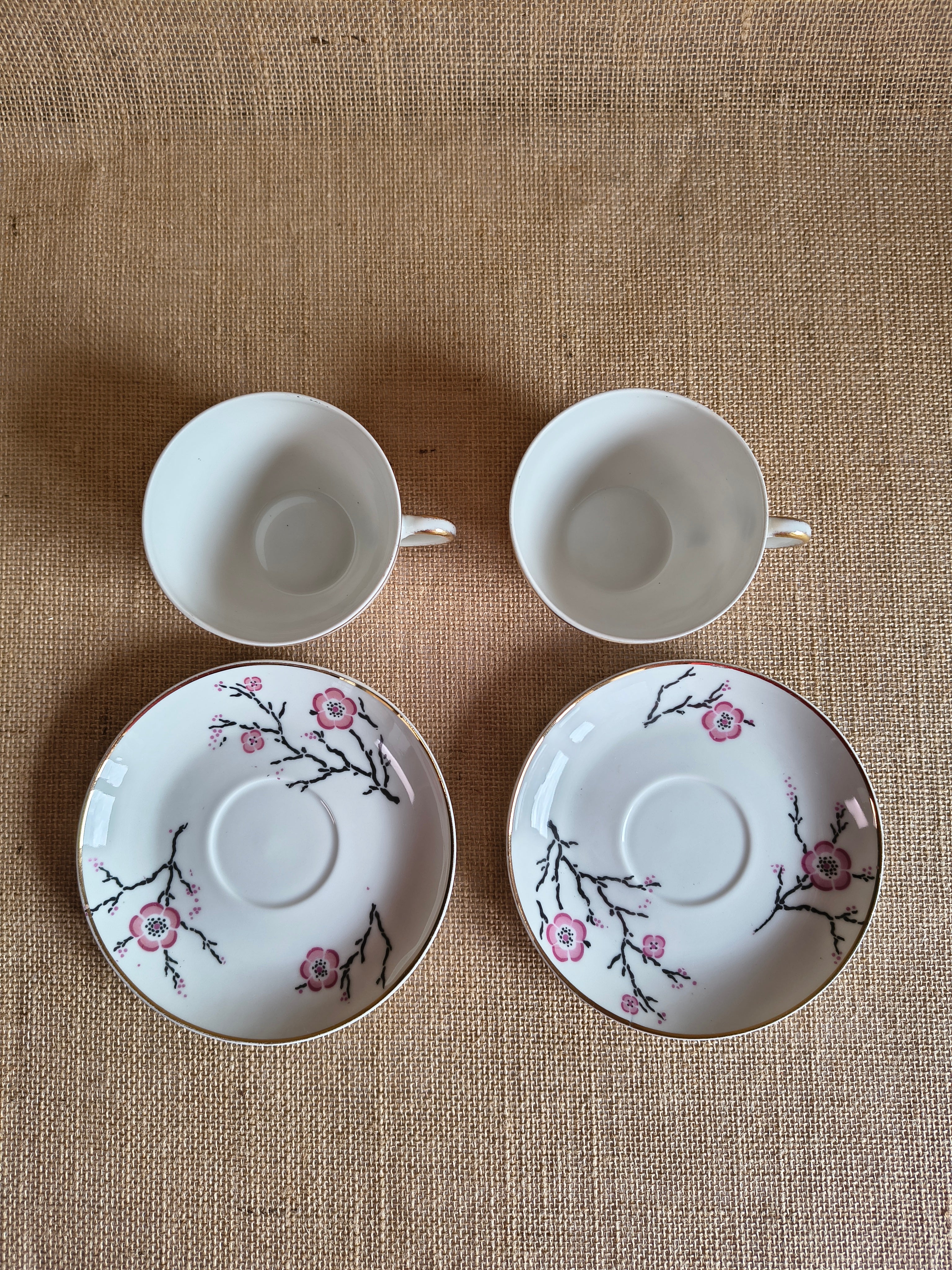 Service à thé "tête à tête" en porcelaine fine de Limoges sur plateau décor fleurs de cerisier sakura