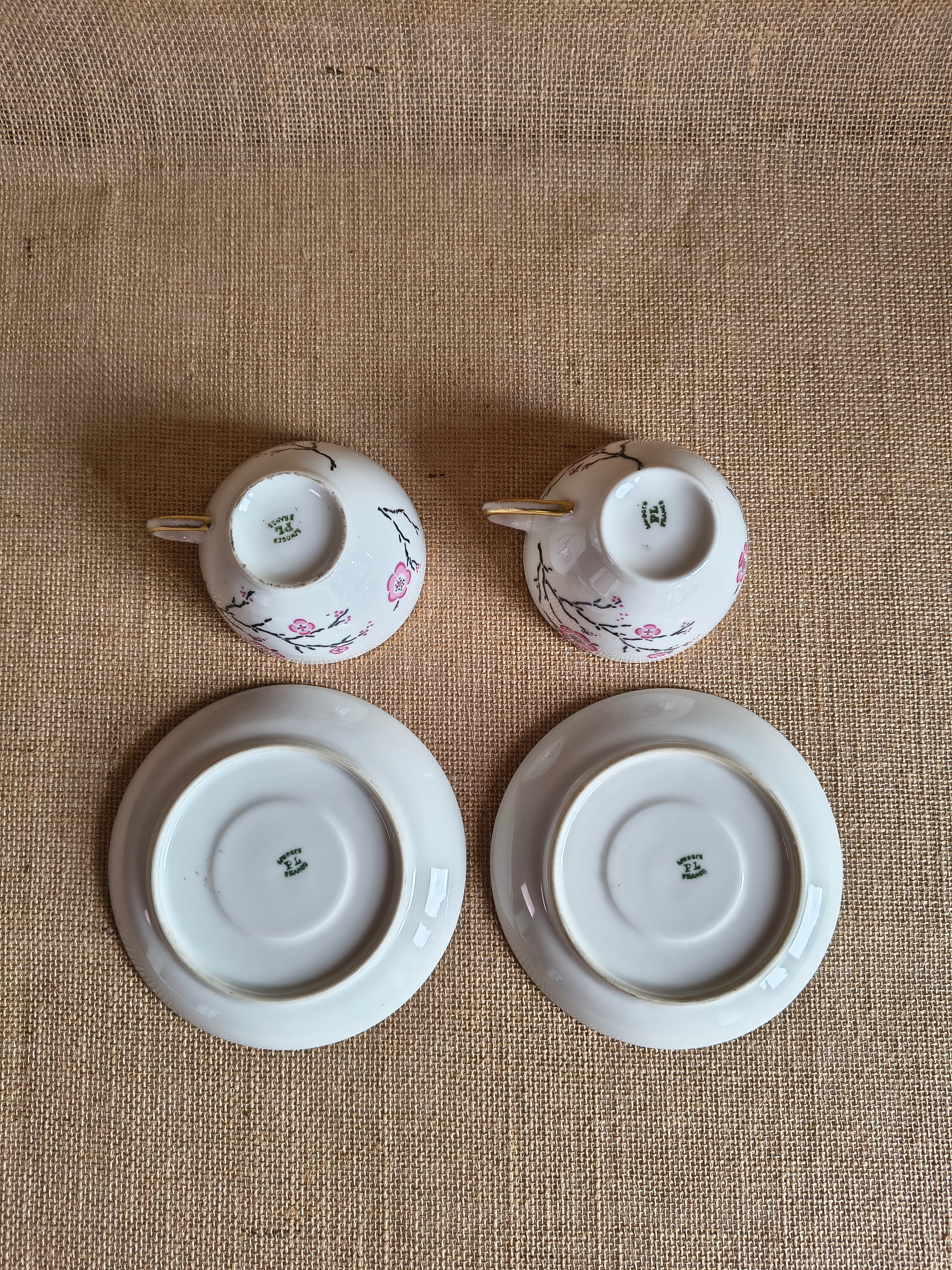 Service à thé "tête à tête" en porcelaine fine de Limoges sur plateau décor fleurs de cerisier sakura