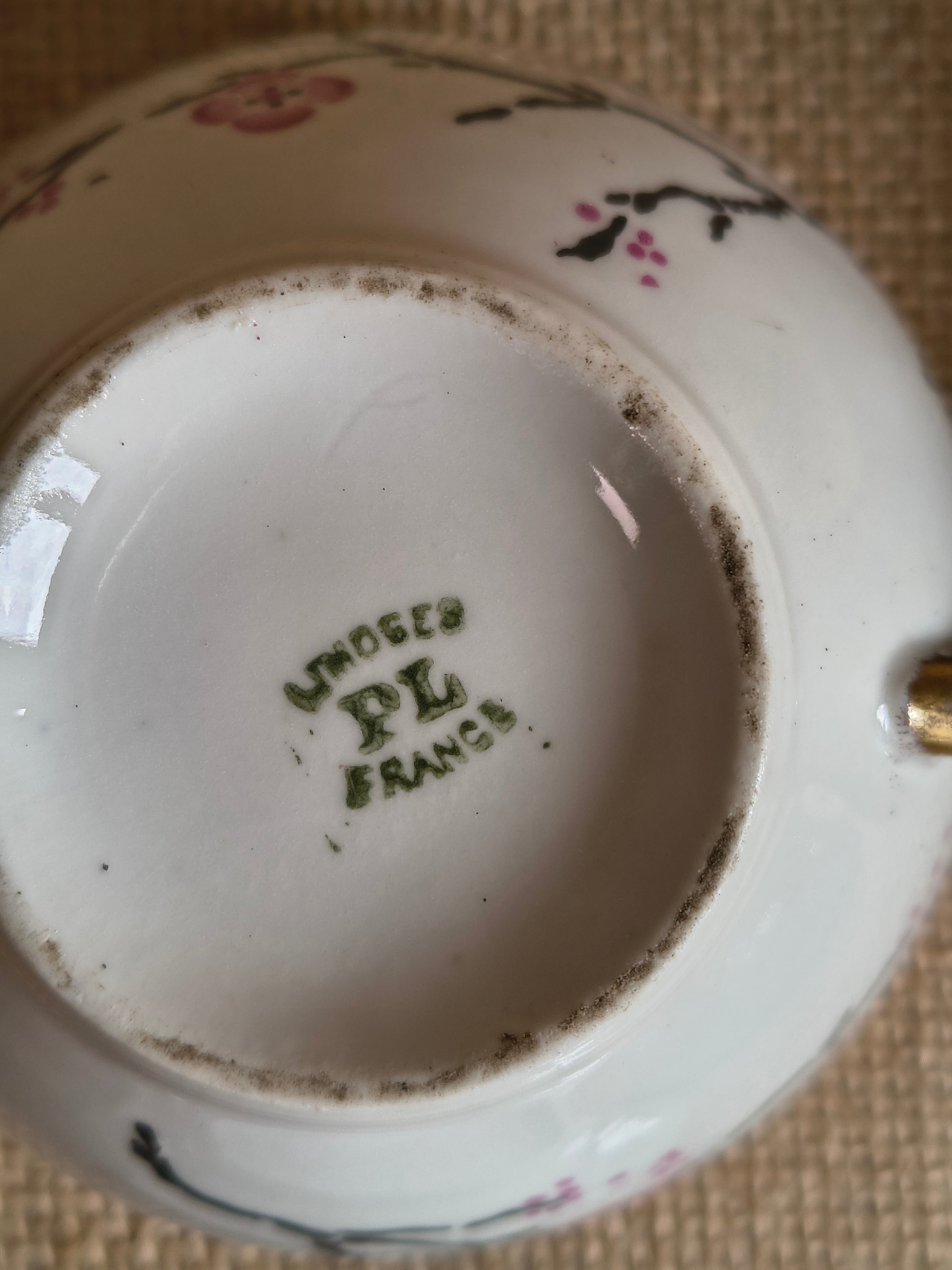 Service à thé "tête à tête" en porcelaine fine de Limoges sur plateau décor fleurs de cerisier sakura