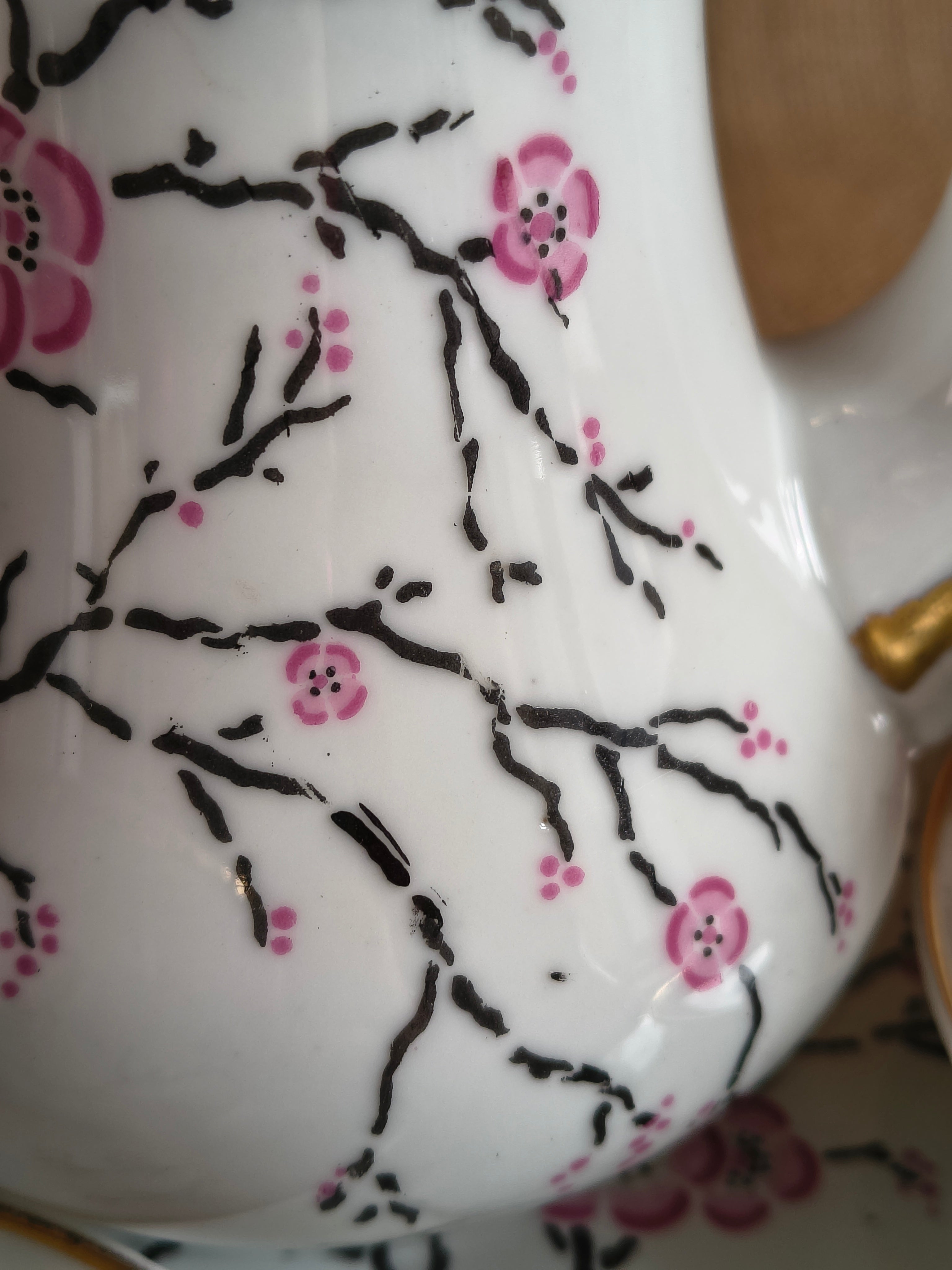 Service à thé "tête à tête" en porcelaine fine de Limoges sur plateau décor fleurs de cerisier sakura