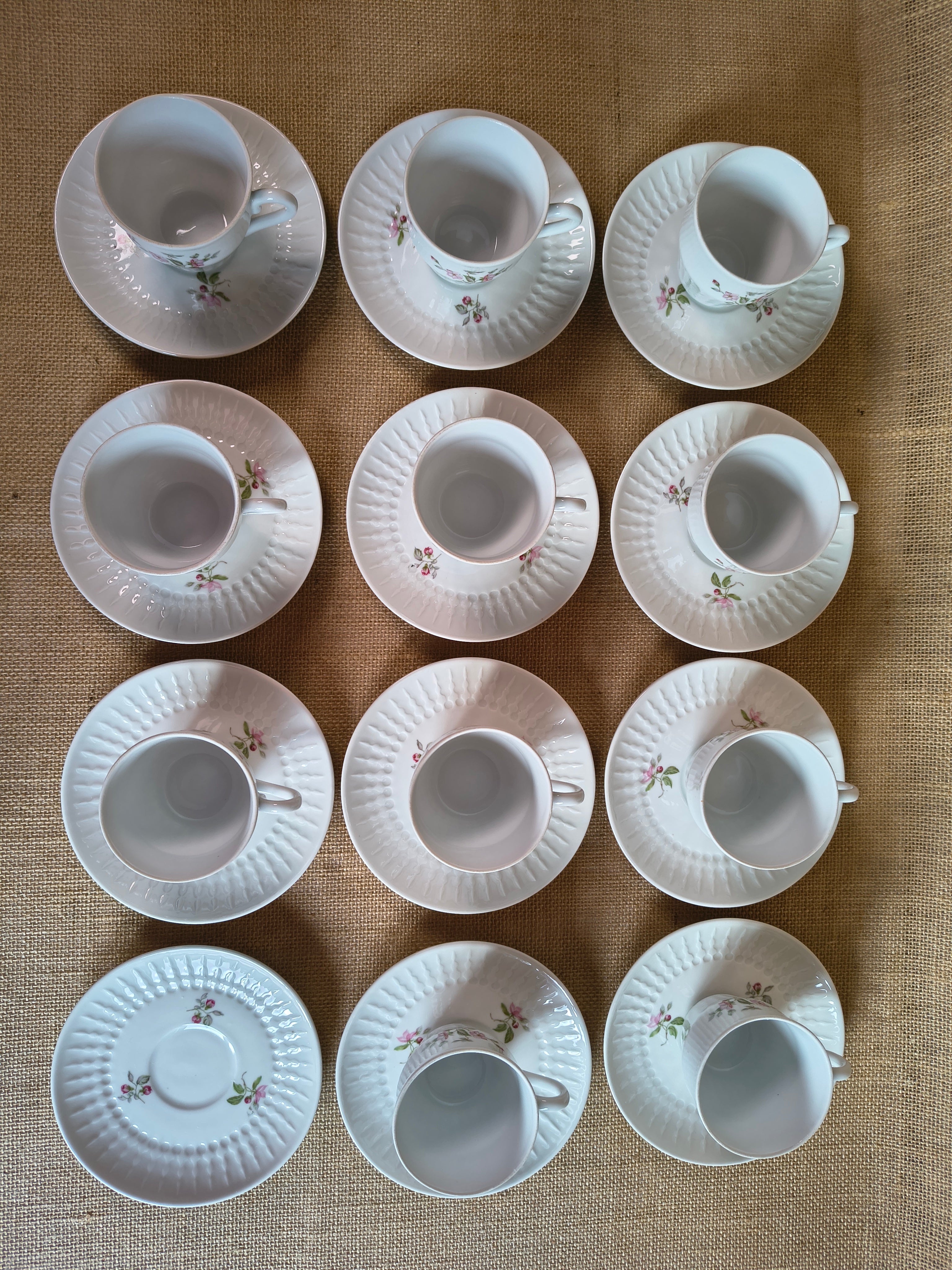 Service à café en porcelaine de Chauvigny décor petites fleurs
