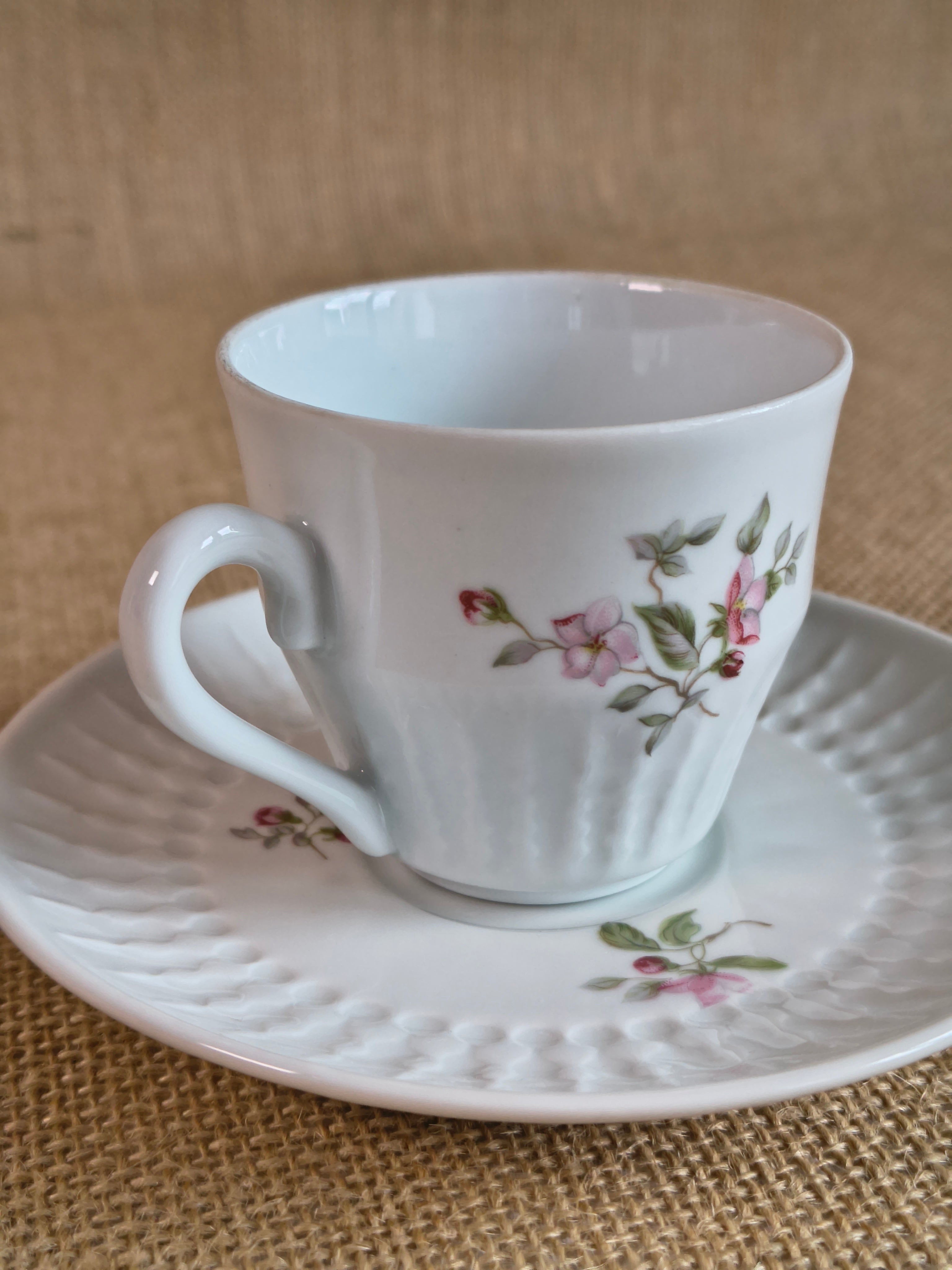 Service à café en porcelaine de Chauvigny décor petites fleurs