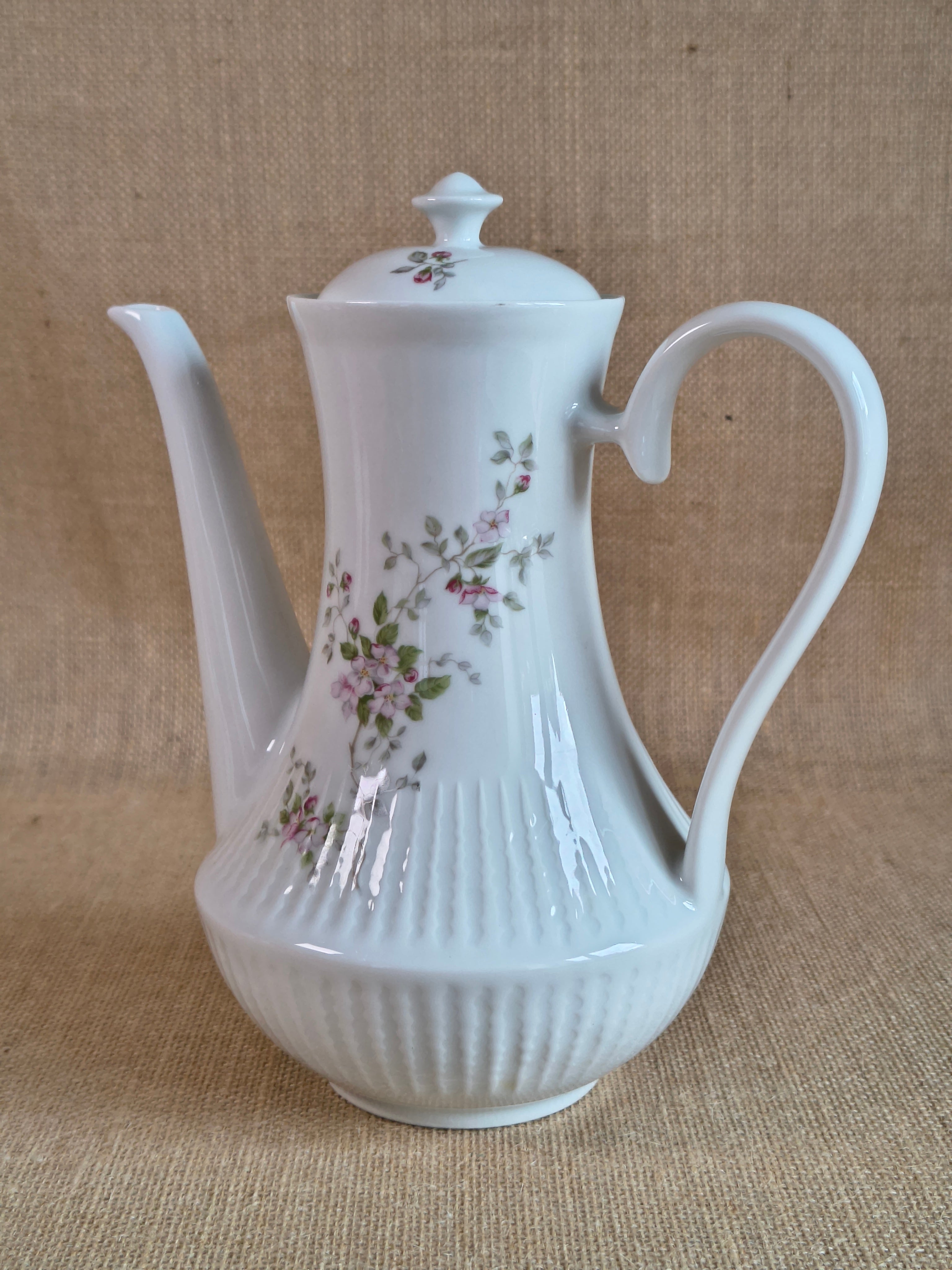 Service à café en porcelaine de Chauvigny décor petites fleurs