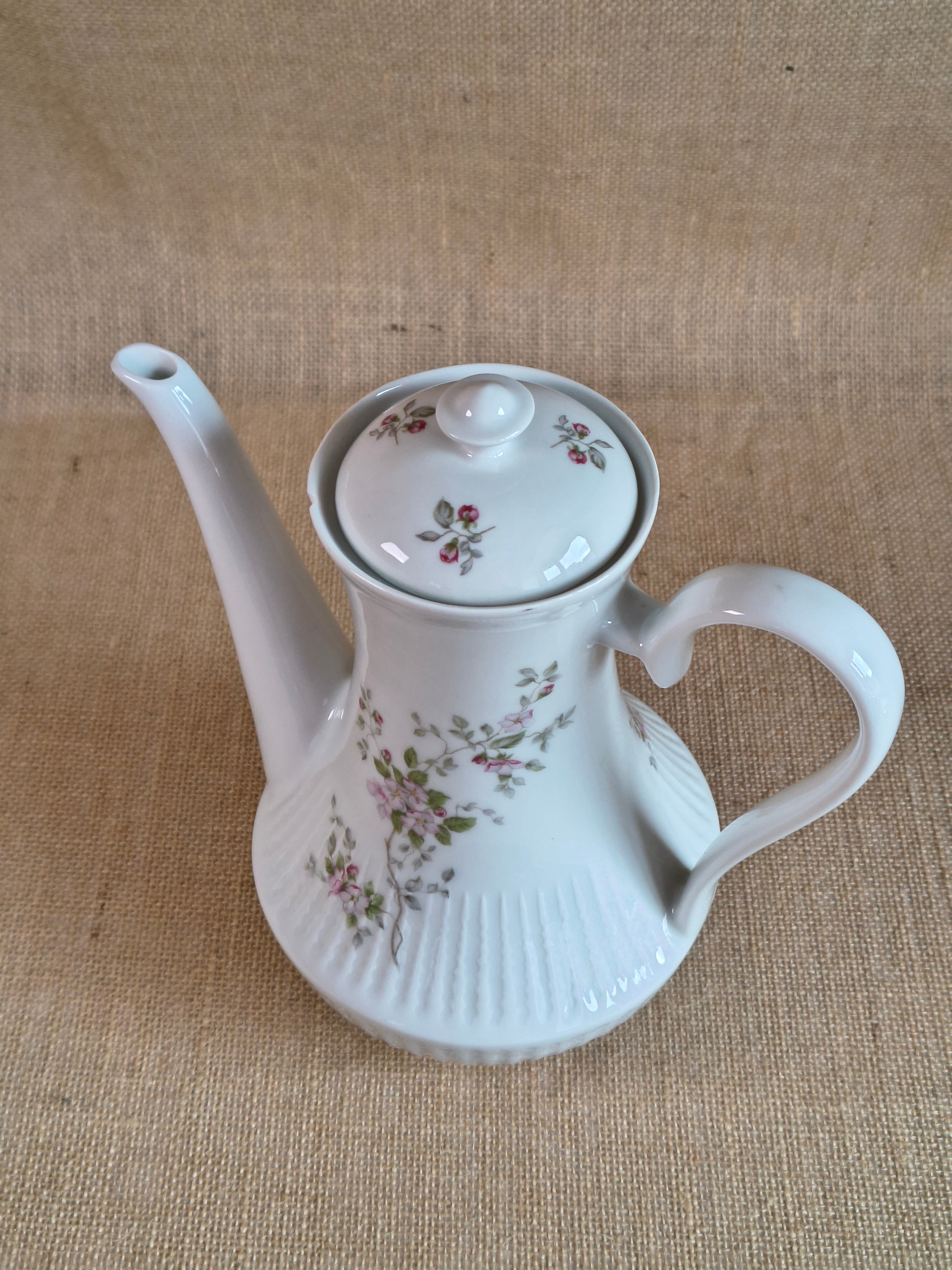 Service à café en porcelaine de Chauvigny décor petites fleurs