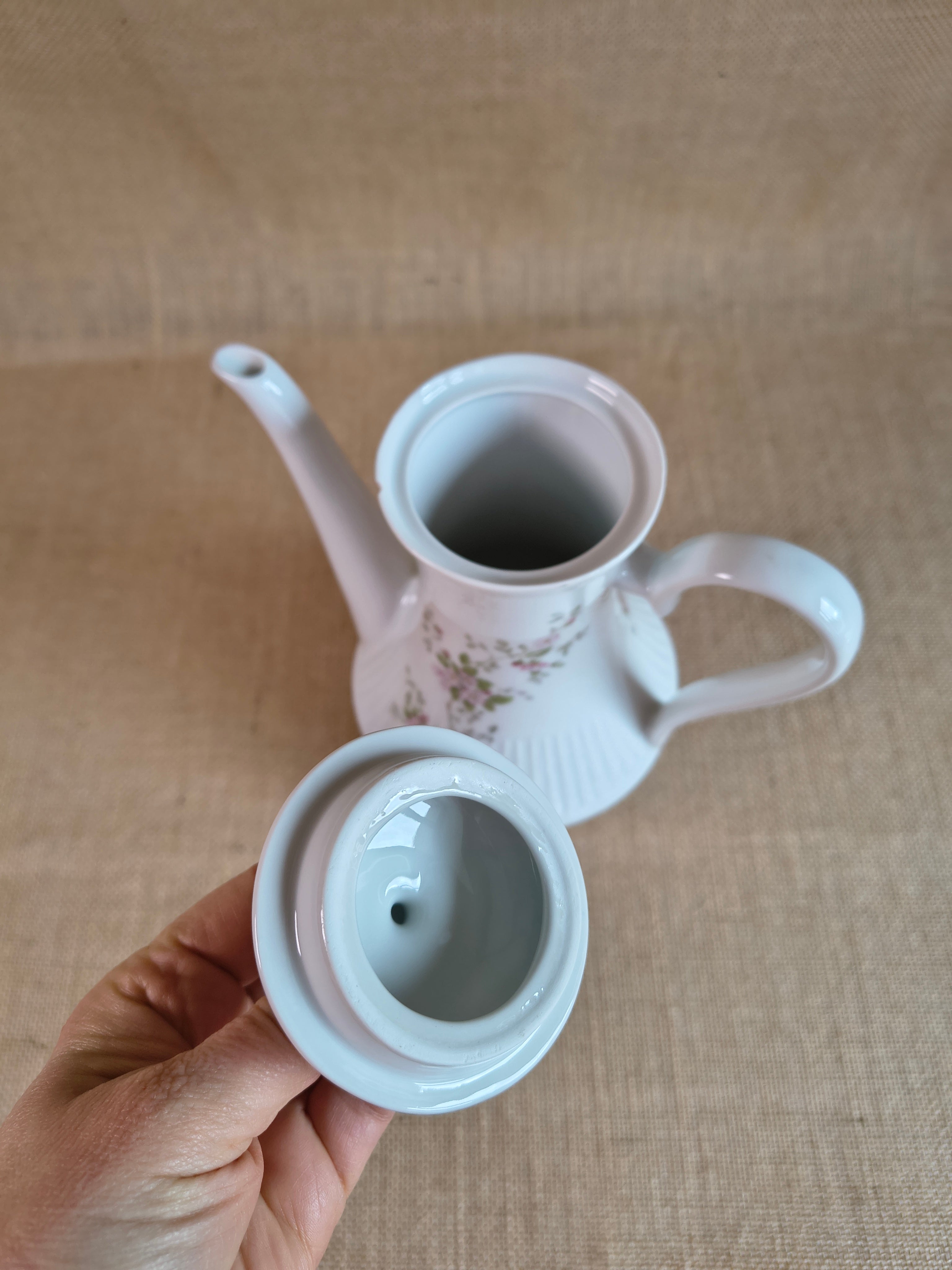 Service à café en porcelaine de Chauvigny décor petites fleurs